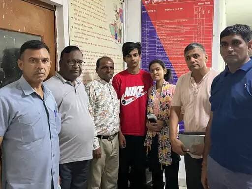 सिरसा से लापता बच्चा वृंदावन से मिला:पुलिस ने परिजनों को सौंपा, एक अगस्त को घर से निकला था....
सिरसा पुलिस ने ऐलनाबाद क्षेत्र से लापता 17 वर्षीय महाबीर प्रसाद को उत्तर प्रदेश के वृंदावन से बरामद कर परिजनों को सौंप दिया है। परिवार ने पुलिस का आभार व्यक्त किया है।
एसपी दीपक सहारन ने बताया कि गुमशुदा बच्चों की तलाश कर उन्हें उनके परिवारों से मिलाने के उद्देश्य से सिरसा पुलिस द्वारा विशेष रूप से मिसिंग सेल का गठन किया गया है। उन्होंने कहा कि 'ऑपरेशन मुस्कान' का मुख्य उद्देश्य गुमशुदा बच्चों को खोजकर उनके परिवारों के चेहरों पर खुशी लाना है।
1 अगस्त को हुआ था महाबीर प्रसाद लापता
पुलिस को दी शिकायत में ऐलनाबाद के वार्ड नंबर एक निवासी कमल कुमार ने बताया कि उनका बेटा महाबीर प्रसाद 1 अगस्त की सुबह करीब 9 बजे कुछ दस्तावेज डाकखाने में जमा करवाने के लिए स्कूटी पर घर से निकला था। इसके बाद वह वापस नहीं लौटा।
परिवार ने अपने स्तर पर काफी तलाश की, लेकिन बालक का कोई सुराग नहीं मिला। शिकायत के आधार पर 3 अगस्त को थाना ऐलनाबाद में मामला दर्ज कर जांच मिसिंग सेल को सौंपी गई।
वृंदावन से मिला महाबीर प्रसाद
मिसिंग सेल प्रभारी सब इंस्पेक्टर साधुराम के नेतृत्व में गठित पुलिस टीम ने मामले की गंभीरता को देखते हुए लगातार प्रयास शुरू किए। टीम ने विभिन्न स्तरों पर जानकारी जुटाते हुए बालक की तलाश की और लगातार कोशिशों के बाद उसे उत्तर प्रदेश के वृंदावन क्षेत्र से सकुशल बरामद कर लिया। जरूरी कार्रवाई के बाद बालक को उसके परिजनों को सौंप दिया गया।
एसपी दीपक सहारन ने पुलिस टीम के इस काम की तारीफ की। उन्होंने आमजन से अपील की कि यदि किसी क्षेत्र में कोई गुमशुदा, मूक-बधिर, मानसिक रूप से अस्वस्थ या परिवार से बिछड़ा हुआ बच्चा, महिला अथवा व्यक्ति दिखाई दे तो तुरंत नजदीकी पुलिस स्टेशन को सूचना दें। साथ ही खोया-पाया पोर्टल एवं एप पर फोटो और विवरण अपलोड कर ऐसे लोगों को उनके परिवारों से मिलाने में सहयोग करें।
<nis:link nis:type=tag nis:id=gumshuda nis:value=gumshuda nis:enabled=true nis:link/> <nis:link nis:type=tag nis:id=sirsa nis:value=sirsa nis:enabled=true nis:link/> <nis:link nis:type=tag nis:id=vardawan nis:value=vardawan nis:enabled=true nis:link/> <nis:link nis:type=tag nis:id=police nis:value=police nis:enabled=true nis:link/> <nis:link nis:type=tag nis:id=sirsapolice nis:value=sirsapolice nis:enabled=true nis:link/> <nis:link nis:type=tag nis:id=sirsa nis:value=sirsa nis:enabled=true nis:link/> <nis:link nis:type=tag nis:id=gokul nis:value=gokul nis:enabled=true nis:link/> <nis:link nis:type=tag nis:id=gokulsetia nis:value=gokulsetia nis:enabled=true nis:link/> <nis:link nis:type=tag nis:id=sirsa nis:value=sirsa nis:enabled=true nis:link/> <nis:link nis:type=tag nis:id=mla nis:value=mla nis:enabled=true nis:link/> <nis:link nis:type=tag nis:id=viral nis:value=viral nis:enabled=true nis:link/> <nis:link nis:type=tag nis:id=sirsabreaking nis:value=sirsabreaking nis:enabled=true nis:link/> <nis:link nis:type=tag nis:id=takkrtoday nis:value=takkrtoday nis:enabled=true nis:link/> <nis:link nis:type=tag nis:id=sirsatody nis:value=sirsatody nis:enabled=true nis:link/> <nis:link nis:type=tag nis:id=congress nis:value=congress nis:enabled=true nis:link/> <nis:link nis:type=tag nis:id=brejindersingh nis:value=brejindersingh nis:enabled=true nis:link/> <nis:link nis:type=tag nis:id=santoshbeniwal nis:value=santoshbeniwal nis:enabled=true nis:link/> <nis:link nis:type=tag nis:id=santoshvsgokul nis:value=santoshvsgokul nis:enabled=true nis:link/> <nis:link nis:type=tag nis:id=inld nis:value=inld nis:enabled=true nis:link/> <nis:link nis:type=tag nis:id=abhaychautala nis:value=abhaychautala nis:enabled=true nis:link/>