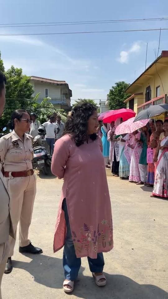 শিৱসাগৰ শুকান পুখুৰীত ৰাষ্ট্ৰীয় ঘাইপথ অৱৰোধেৰে বানপীড়িত ৰাইজৰ প্ৰতিবাদ।
শিৱসাগৰ বেতবাৰী শুকান পুখুৰীত আজি দুই শতাধিক বানপীড়িত পৰিয়ালে ৩৭ নং ৰাষ্ট্ৰীয় ঘাইপথ অৱৰোধ কৰি প্ৰতিবাদ সাব্যস্ত কৰে।
এককালীন ১৫ হেজাৰ টকা সাহাৰ্যৰ লাভ নকৰাত ঘাইপথ অৱৰোধ কৰে বানপীড়িত ৰাইজে।
বহু সময় ধৰি ঘাইপথ অৱৰোধ কৰাৰ অন্তত শিৱসাগৰ আৰক্ষী, ৰাজহ চক্ৰ বিষয়া উপস্থিত হৈ নিয়ন্ত্ৰণ কৰে পৰিস্থিতি।
অচিৰেই বঞ্চিত পৰিয়ালৰ তালিকা প্ৰস্তুত কৰি সাহাৰ্য প্ৰদানৰ আশ্বাস ৰাজহ চক্ৰ বিষয়াৰ।