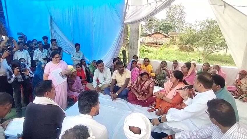 #बालाघाट
प्रभारी मंत्री श्री उदय प्रताप सिंह ने बोदल-बेहरा में ग्रामीणों से किया संवाद
शिक्षा,स्वास्थ्य एवं मूलभूत सुविधाओं पर हुई चर्चा, सरकार हर परिस्थिति में उनके साथ है।
#CMMadhyaPradesh #JansamparkMP #udaypratapmp #Transportdeptmp #schooledump #WelfareTribal