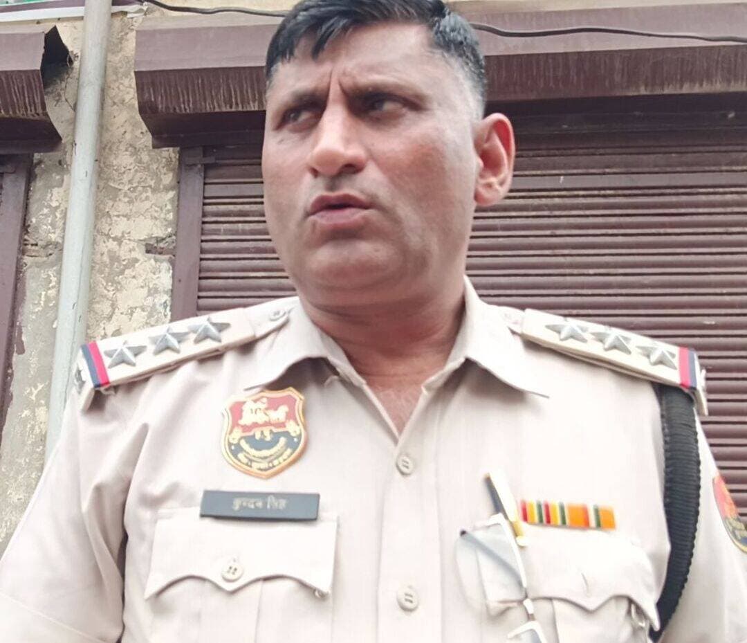 ब्रेकिंग...
50 हजार की रिश्वत के साथ पुन्हाना सिटी थाना प्रभारी कुंदन सिंह को विजिलेंस की टीम ने रंगे हाथ दबोचा
विजिलेंस ने रिश्वत की रकम को किया बरामद, कार्रवाई के बाद थाना परिसर में मचा हड़कंप
इससे पहले भी कई विभागों के कर्मचारी व अधिकारियों को विजिलेंस टीम कर चुकी है गिरफ्तार
<nis:link nis:type=tag nis:id=mewatireel nis:value=mewatireel nis:enabled=true nis:link/> <nis:link nis:type=tag nis:id=trendingnow nis:value=trendingnow nis:enabled=true nis:link/> <nis:link nis:type=tag nis:id=viralpost nis:value=viralpost nis:enabled=true nis:link/> <nis:link nis:type=tag nis:id=mewati nis:value=mewati nis:enabled=true nis:link/>
Ch. Aftab Ahmed @topfans Mohammad Ilyas Hidayat Khan Mohd Israil