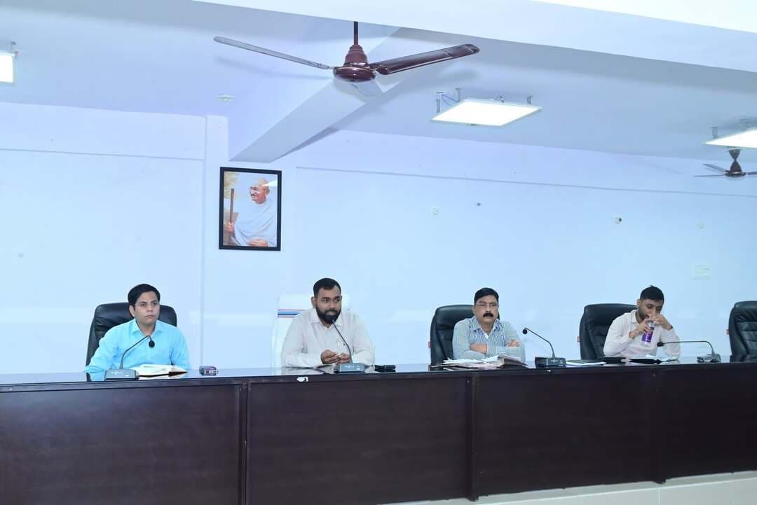 जिलाधिकारी पूर्वी चंपारण श्री सौरभ सुमन यादव की अध्यक्षता में जिला स्तरीय समन्वय समिति की बैठक समाहरणालय स्थित डॉ राजेंद्र प्रसाद भवन के सभागार में संपन्न हुई। बैठक में अपर समाहर्ता, उप विकास आयुक्त, सहायक समाहर्ता,जिलास्तरीय पदाधिकारी ,अनुमंडल पदाधिकारी, डीसीएलआर, प्रखंड विकास पदाधिकारी एवं अंचल अधिकारी उपस्थित थे।
बैठक में सर्वप्रथम नीलामपत्र वाद की समीक्षा के क्रम में जिलाधिकारी ने कहा कि पिछले दो माह में इसमें काफी प्रगति आई है। सभी नीलाम पत्र पदाधिकारी इसी मोमेंटम को बनाए रखें। जिलाधिकारी ने कहा कि वारंट अथवा नोटिस से संबंधित तामिला को प्रॉपर रूप से संबंधित व्यक्ति को हस्तगत कराएं और इसका रिकॉर्ड रखें। इस मामले में नीलम पत्र पदाधिकारी को बॉडी वारंट को अधिक गंभीरता से लेने का निर्देश दिया गया।
राजस्व महाभियान की समीक्षा करते हुए जिलाधिकारी ने सभी राजस्व पदाधिकारी एवं अंचलों के अंचल अधिकारी से म्यूटेशन, परिमार्जन, मापी जैसे मामलों को समय सीमा के भीतर निष्पादित करने का निर्देश दिया। राजस्व महाभियान से संबंधित डैशबोर्ड बनाने का निर्देश दिया गया एवं प्रतिदिन की उपलब्धि से संबंधित डाटा अपलोड करने का निर्देश दिया गया। जिलाधिकारी ने कहा कि जिला में जो भी कंप्लेंट्स आ रहे हैं उसमें अधिकतर मामले म्यूटेशन परिमार्जन और माफी से संबंधित होते हैं। अतः अंचल अधिकारी इस पर ध्यान केंद्रित करें और इसका ससमय निष्पादन करें। अनावश्यक रूप से लोगों को परेशान नहीं किया जाए। सभी अंचलाधिकारी सहित अन्य सभी पदाधिकारी आमजन का फोन रिसीव करें और उनकी बातों को सुने। जिलाधिकारी के द्वारा निर्देश दिया गया कि क्षेत्रीय पदाधिकारी प्रतिदिन आम लोगों से मिलने का समय निर्धारित करें एवं उस अवधि में कार्यालय में निश्चित रूप से उपलब्ध रहें। लोगों की समस्याओं को ध्यान से सुने और उसका निराकरण करें। क्षेत्रीय पदाधिकारी को क्षेत्र भ्रमण के दौरान विद्यालय एवं आंगनबाड़ी केंद्रों का भौतिक रूप से निरीक्षण करें। जिलाधिकारी ने कहा कि सरकार की महत्वाकांक्षी योजनाओं के लिए जमीन की जहां कहीं भी आवश्यकता है क्षेत्रीय पदाधिकारी भ्रमण के दौरान इसको भी ध्यान में रखें। जिलाधिकारी के द्वारा क्षेत्रीय पदाधिकारियों को नव स्थापित डिग्री कॉलेज का नियमित रूप से भ्रमण करने का निर्देश दिया गया।
Information & Public Relations Department, Government of Bihar