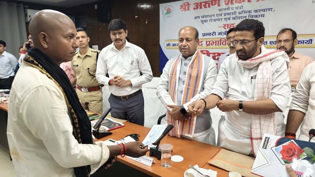 *आरा सदर में डूबने की दुखद घटना पर त्वरित कार्रवाई, शोकाकुल परिजनों को अनुग्रह अनुदान प्रदान*
आरा सदर क्षेत्र में डूबने से हुई दुखद मृत्यु की घटना पर त्वरित कार्रवाई करते हुए आज मृतक के शोकाकुल परिजनों को नियमानुसार अनुग्रह अनुदान प्रदान किया गया।
माननीय मंत्री, श्रम संसाधन एवं प्रवासी श्रमिक कल्याण, युवा रोजगार एवं कौशल विकास विभाग-सह-प्रभारी मंत्री, भोजपुर, श्री अरुण शंकर प्रसाद ने घटना पर गहरा दुःख व्यक्त करते हुए कहा कि दुःख की इस घड़ी में सरकार और जिला प्रशासन शोकाकुल परिवार के साथ खड़ा है।
जिला प्रशासन द्वारा माननीय प्रभारी मंत्री के निर्देशानुसार संवेदनशीलता एवं तत्परता के साथ आवश्यक कार्रवाई करते हुए परिवार को अनुग्रह अनुदान उपलब्ध कराया गया।
जिलाधिकारी, भोजपुर श्री मनेश कुमार मीणा ने इस घटना के संदर्भ में जिलेवासियों से अपील की कि सभी अभिभावक बच्चों का विशेष ध्यान रखें तथा जलभराव, नदी-तालाब एवं अन्य खुले क्षेत्रों में बच्चों की सुरक्षा को लेकर अतिरिक्त सतर्कता बरतें।