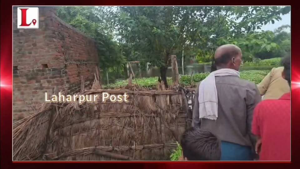 #Sitapur बाढ़ के बीच ट्रैक्टर-ट्रॉली से पहुंचे राज्यमंत्री, प्रभावितों को बांटे 1000 लंच पैकेट।