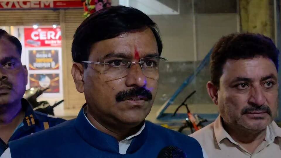 जहरीली शराब से 11 मौतों पर राज्यमंत्री धर्मेंद्र सिंह लोधी बोले- घटना दुर्भाग्यपूर्ण, दोषियों पर होगी सख्त कार्रवाई
दमोह। सागर जिले के बंडा क्षेत्र में जहरीली शराब से 11 लोगों की मौत के मामले में संस्कृति, पर्यटन एवं धर्मस्व राज्यमंत्री धर्मेंद्र सिंह लोधी की प्रतिक्रिया सामने आई है। रविवार देर शाम दमोह शहर के वर्धमान प्लाजा के उद्घाटन समारोह में शामिल होने पहुंचे राज्यमंत्री ने मीडिया से चर्चा के दौरान घटना को दुर्भाग्यपूर्ण बताया।
राज्यमंत्री लोधी ने मृतकों के परिवारों के प्रति संवेदना व्यक्त करते हुए कहा कि मामले की गंभीरता से जांच कराई जाएगी। जांच में जो भी दोषी पाए जाएंगे, उनके खिलाफ सख्त कार्रवाई की जाएगी। उन्होंने कहा कि फिलहाल घटना से जुड़े सभी पहलुओं की जांच जरूरी है और जांच के आधार पर ही आगे की कार्रवाई की जाएगी।
उन्होंने कहा कि इस तरह की घटनाओं की भविष्य में पुनरावृत्ति न हो, इसके लिए भी आवश्यक प्रयास किए जाएंगे। प्रशासन को मामले की गंभीरता से जांच कर दोषियों तक पहुंचना चाहिए, ताकि ऐसी घटनाओं पर प्रभावी ढंग से रोक लगाई जा सके।
बता दें कि सागर जिले के बंडा क्षेत्र में जहरीली शराब पीने के बाद 11 लोगों की मौत का मामला सामने आया है। घटना के बाद क्षेत्र में प्रशासन और पुलिस की कार्रवाई को लेकर भी सवाल उठ रहे हैं। मामले की जांच के बाद ही घटना के कारणों और जिम्मेदार लोगों की स्थिति स्पष्ट हो सकेगी।
Dharmendra Singh Lodhi mla
CM Madhya Pradesh
Sagar Commissioner