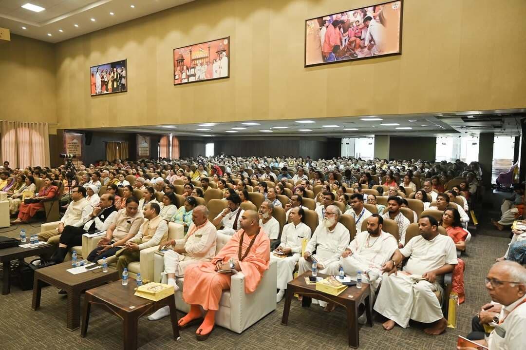 गीता ज्ञान संस्थानम् में ‘जानो गीता, मानो गीता’ एक दिवसीय कार्यशाला का आयोजन
कुरुक्षेत्र, 7 सितम्बर। गीता मनीषी स्वामी ज्ञानानन्द महाराज के सान्निध्य में गीता ज्ञान संस्थानम् के सभागार में एक दिवसीय 'जानो गीता, मानो गीता कार्यशाला का आयोजन किया गया। जीओ गीता के तत्वावधान में आयोजित इस कार्यशाला का मूल उद्देश्य श्रीमद्भगवद्गीता के सनातन एवं जीवनोपयोगी संदेश को जन-जन तक पहुंचाना तथा उसके आध्यात्मिक, नैतिक एवं व्यावहारिक पक्ष को जीवन से जोड़ना रहा।
इस कार्यशाला के विभिन्न सत्रों में गीता की पृष्ठभूमि, गीता का परिचय एवं प्रासंगिकता, कर्मयोग, भक्तियोग, ज्ञानयोग तथा समता, समरसता एवं सद्भावना जैसे विषयों पर विद्वान वक्ताओं द्वारा सारगर्भित विचार प्रस्तुत किए गए। कार्यक्रम का शुभारंभ गीता मनीषी स्वामी ज्ञानानन्द महाराज एवं उपस्थित विद्वान वक्ताओं द्वारा संयुक्त रूप से दीप प्रज्ज्वलन करके किया गया। जीओ गीता के उपाध्यक्ष डॉ. मार्कण्डेय आहूजा ने गीता मनीषी स्वामी ज्ञानानन्द महाराज का स्वागत किया तथा जीओ गीता के उद्देश्यों एवं गतिविधियों से प्रतिभागियों को अवगत कराया।
‘जानो गीता, मानो गीता’ एक दिवसीय कार्यशाला के प्रथम सत्र का विषय ‘गीता जी की पृष्ठभूमि’ रहा। इस सत्र में गीता मनीषी स्वामी ज्ञानानन्द महाराज ने ‘क्यों पढ़ें भगवद्गीता’ विषय पर अपना प्रेरणादायी मार्गदर्शन प्रदान किया। उन्होंने गीता के शाश्वत संदेश को वर्तमान जीवन की परिस्थितियों से जोड़ते हुए इसके अध्ययन एवं मनन की आवश्यकता पर प्रकाश डाला। गीत मनीषी ने कहा कि श्रीमद्भगवद्गीता केवल एक आध्यात्मिक ग्रंथ नहीं, बल्कि मानव जीवन को कर्तव्य, विवेक, आत्मसंयम, सकारात्मक चिंतन एवं लोककल्याण की दिशा प्रदान करने वाला शाश्वत जीवन-दर्शन है।
सेवानिवृत्त आईएएस एवं जीओ गीता की संस्थापक सदस्य डॉ. सुमेधा कटारिया ने महाभारत युद्ध के कारण एवं कुरुक्षेत्र का वर्णन विषय पर अपने विचार प्रस्तुत किए। वहीं श्रीकृष्ण आयुष विश्वविद्यालय के रजिस्ट्रार डॉ. कृष्णकान्त गुप्ता ने ‘श्रीमद्भगवद्गीता और विश्व-समुदाय: विचार, चरित्र और जीवन-मूल्य’ विषय पर प्रकाश डाला।
जीएमएन कॉलेज अंबाला कैंट के प्राचार्य डॉ. रोहित दत्त ने ‘युद्धभूमि में गीता – अशांति और दुविधा के वातावरण में शांति-संदेश’ विषय के माध्यम से बताया कि विषम एवं तनावपूर्ण परिस्थितियों में भी गीता मनुष्य को धैर्य, विवेक और कर्तव्य के मार्ग पर चलने की प्रेरणा देती है। सत्र के अंत में स्वामी ज्ञानानन्द महाराज ने प्रतिभागियों की जिज्ञासाओं का समाधान करते हुए गीता के संदेश को आत्मसात करने का आह्वान किया।
द्वितीय सत्र में ‘भगवद्गीता परिचय एवं प्रासंगिकता’ विषय पर विस्तृत चर्चा हुई। इसमें कुरुक्षेत्र विश्वविद्यालय के प्रो. डॉ. तजिंदर शर्मा ने ‘नामकरण, अध्याय परिचय एवं गीता महिमा’ विषय पर गीता के स्वरूप, संरचना एवं महत्त्व को स्पष्ट किया। सेवानिवृत्त आईएएस एवं जीओ गीता उत्तर प्रदेश के संयोजक मणि प्रसाद मिश्र ने ‘उवाच पात्र परिचय एवं प्रेरणा’ विषय पर अपने विचार प्रस्तुत किए। इस अवसर पर डॉ. विवेक कोहली ने ‘गीता के प्रेरणा सूत्र’ के माध्यम से गीता के प्रमुख जीवन-संदेशों को सरल एवं व्यावहारिक रूप में प्रस्तुत किया।
तृतीय सत्र में गीता के तीन योग विषय पर चर्चा हुई। इसमें कर्मयोग – ‘स्वार्थी नहीं, परमार्थी’, भक्तियोग – ‘शांत, स्थिर एवं सरल मन का सशक्त आधार’ तथा ज्ञानयोग – ‘बौद्धिक जागरूकता एवं जीवन प्रबंधन’ जैसे विषयों पर डॉ. मार्कण्डेय आहूजा ने विस्तार से प्रकाश डाला। चतुर्थ सत्र ‘गीता यात्रा’ को समर्पित रहा। इस अवसर पर चौधरी देवीलाल विश्वविद्यालय सिरसा की डॉ. आरती गौड़ ने गीता एवं समता के संबंध पर विचार प्रस्तुत करते हुए ‘गीता यात्रा’ के माध्यम से गीता के संदेश को दैनिक जीवन में अपनाने की प्रेरणा दी।
फोटो कैप्शन :- जानो गीता, मानो गीता कार्यशाला में संबोधित करते गीता मनीषी स्वामी ज्ञानानन्द महाराज और मौजूद प्रतिभगी।
