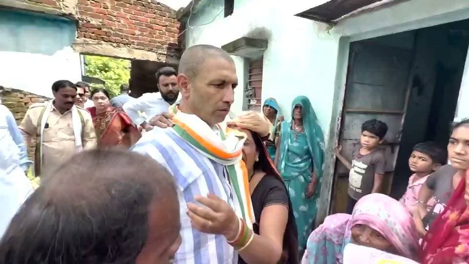 ये सब देखने के लिए कलेजा बहुत कड़ा करना पड़ता है… 💔
सागर जिले के गांवों में जहरीली शराब ने कई परिवारों की खुशियां छीन लीं।
मृतकों के परिजनों का दर्द देखकर हर किसी की आंखें नम हो जाएंगी।
कांग्रेस प्रदेश अध्यक्ष जीतू पटवारी से लिपटकर रोते परिजन…
दर्द ऐसा, जिसे शब्दों में बयां करना मुश्किल है।
जहरीली शराब से 13 लोगों की मौत की खबर ने पूरे प्रदेश को झकझोर दिया है।
#सागर #जहरीलीशराब #मध्यप्रदेश #Sagar #MadhyaPradesh