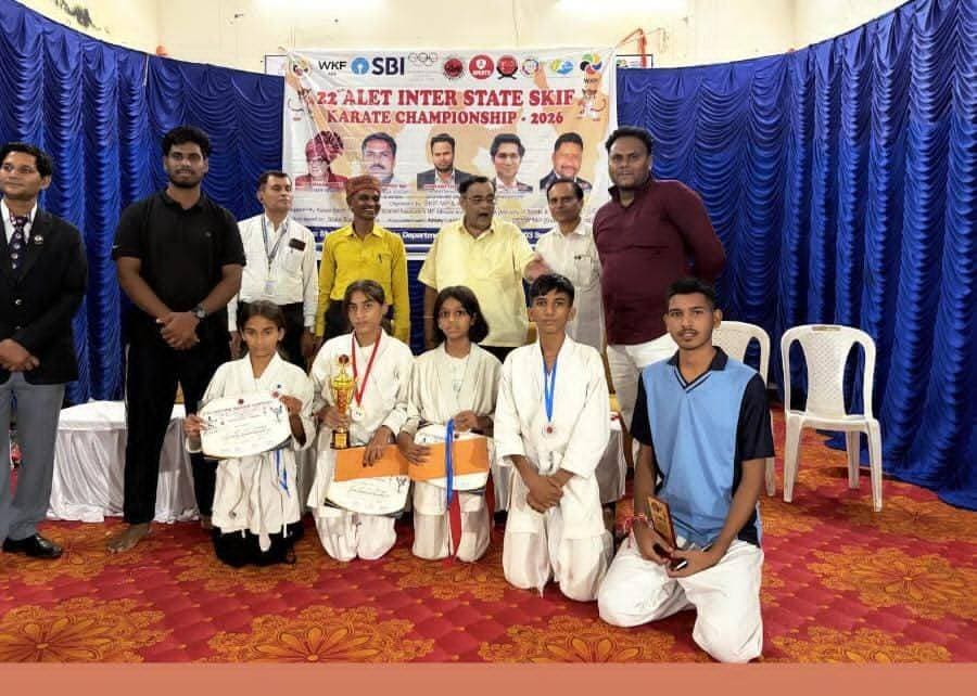 राज्य स्तरीय कराटे में शाजापुर का जलवा, खिलाड़ियों ने जीते 5 स्वर्ण और 3 रजत पदक
बालाघाट में हुई 22वीं राज्य स्तरीय कराटे प्रतियोगिता में शाजापुर के खिलाड़ियों का शानदार प्रदर्शन
शाजापुर। बालाघाट में 2 से 3 सितंबर तक आयोजित 22वीं राज्य स्तरीय कराटे प्रतियोगिता में शाजापुर जिले के खिलाड़ियों ने शानदार प्रदर्शन करते हुए जिले का नाम पूरे प्रदेश में रोशन किया। उज्जैन संभाग का प्रतिनिधित्व कर रहे शाजापुर के पांच खिलाड़ियों ने कुमिते (फाइट) स्पर्धा में अपने-अपने वर्ग में प्रथम स्थान हासिल कर पांच स्वर्ण पदक अपने नाम किए।
बालिका वर्ग में खुशी धाकड़, रिया धाकड़ और कनिका पटेल ने दमदार खेल का प्रदर्शन करते हुए अपने प्रतिद्वंद्वियों को मात दी और स्वर्ण पदक पर कब्जा जमाया। वहीं बालक वर्ग में यश गुर्जर और शुभम मालवी ने शानदार फाइट करते हुए अपने-अपने वर्ग में प्रथम स्थान प्राप्त किया।
काता में भी चमका शाजापुर
फाइट के साथ-साथ काता स्पर्धा में भी शाजापुर के खिलाड़ियों ने अपनी प्रतिभा का शानदार प्रदर्शन किया। यश गुर्जर, खुशी धाकड़ और रिया धाकड़ ने बेहतरीन प्रदर्शन करते हुए द्वितीय स्थान प्राप्त किया और तीन रजत पदक जीते।
इस तरह शाजापुर जिले के खिलाड़ियों ने प्रतियोगिता में कुल 5 स्वर्ण और 3 रजत पदक हासिल कर शानदार उपलब्धि दर्ज की।
खिलाड़ियों की इस सफलता से जिले के खेल जगत में खुशी का माहौल है। खेल प्रेमियों, प्रशिक्षकों और क्षेत्रवासियों ने सभी खिलाड़ियों को बधाई देते हुए उनके उज्ज्वल भविष्य की कामना की है। खिलाड़ियों की यह उपलब्धि जिले के अन्य युवा खिलाड़ियों के लिए भी प्रेरणा बनी है।