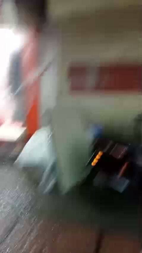 🚨 देवास के सबसे बड़े सुपरमार्केट की हालत देखिए!
आज देवास में हुई झामाझम बारिश तो सुपरमार्केट हुआ पानी पानी... मार्केट की छत और छज्जे से पानी सीधे दुकानों में आ रहा है नाले ओवरफ्लो हो चुके हैं। सफाई व्यवस्था भी सवालों के घेरे में है।
दुकानदार ने सोशल मीडिया पर वीडियो पोस्ट कर नगर निगम और प्राधिकरण के जिम्मेदार अधिकारियों से तत्काल ध्यान देने की अपील की है।
नगर निगम और जिम्मेदार विभाग समय रहते निरीक्षण कर आवश्यक कार्रवाई करें।
सुरक्षा सबसे पहले।
#देवास #SuperMarket #DewasNews #नगरनिगम #देवासशहर