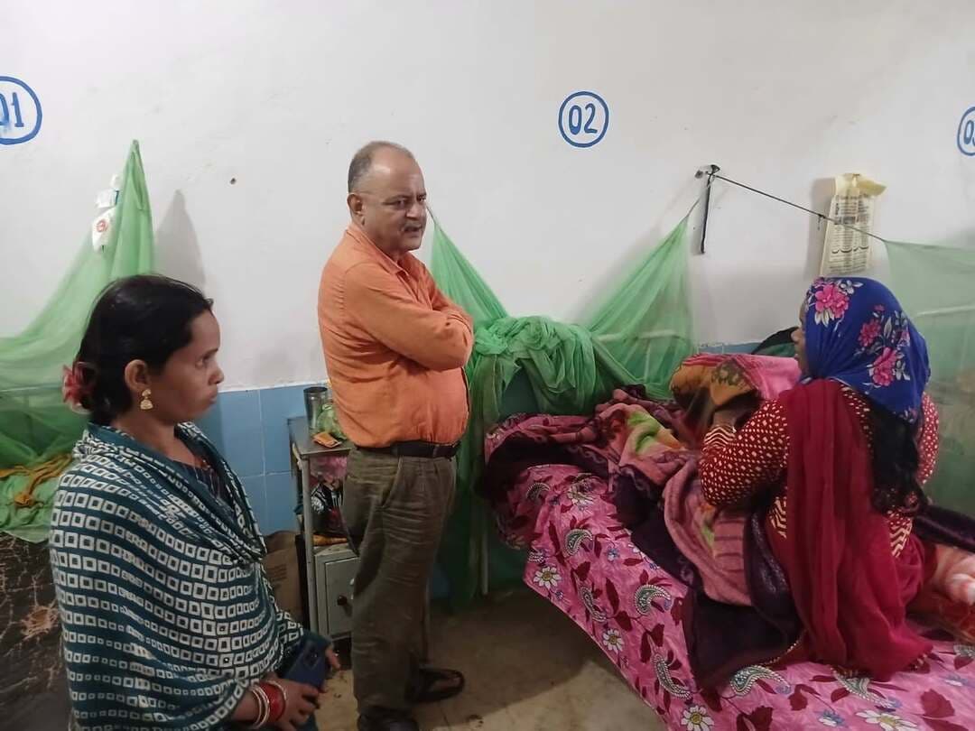 *रूसा एवं गोरखपुर प्राथमिक स्वास्थ्य केन्द्रों का औचक निरीक्षण*
*रूसा में फरवरी से अब तक 105 संस्थागत प्रसव, छात्रावास में विद्यार्थियों का स्वास्थ्य परीक्षण एवं उपचार*
कलेक्टर श्रीमती अंजू पवन भदौरिया के निर्देशानुसार जिले में स्वास्थ्य सेवाओं की गुणवत्ता एवं उपलब्धता सुनिश्चित करने के लिए प्राथमिक स्वास्थ्य केन्द्र रूसा एवं गोरखपुर का औचक निरीक्षण किया गया। निरीक्षण के दौरान मुख्य चिकित्सा एवं स्वास्थ्य अधिकारी डॉ. मनोज पांडेय एवं राष्ट्रीय किशोर स्वास्थ्य कार्यक्रम के जिला समन्वयक श्री ओम प्रकाश उरैती उपस्थित रहे।
प्राथमिक स्वास्थ्य केन्द्र रूसा में कलेक्टर श्रीमती अंजू पवन भदौरिया एवं तत्कालीन एसडीएम श्री रामबाबू देवांगन के विशेष सहयोग से सामान्य प्रसव की सुविधा प्रारंभ कराई गई है। सीएमएचओ डॉ. मनोज पांडेय ने बताया कि 15 फरवरी 2026 से अगस्त माह तक केन्द्र में कुल 105 संस्थागत प्रसव कराए गए हैं। मेडिकल ऑफिसर डॉ. सुशांत श्रीवास्तव एवं स्टाफ नर्स ज्योति नागवंशी, देववती श्याम, ममता तिवारी एवं मनोतरी द्वारा स्वास्थ्य केन्द्र में रहकर प्रसव सेवाएं उपलब्ध कराई जा रही हैं।
निरीक्षण के दौरान दोनों स्वास्थ्य केन्द्रों में उपस्थिति पंजी, साफ-सफाई व्यवस्था, निःशुल्क दवाओं की उपलब्धता एवं ओपीडी सेवाओं का जायजा लिया गया। स्वास्थ्य सेवाओं में किसी भी प्रकार की लापरवाही अथवा समय पर कार्यस्थल पर उपस्थित नहीं होने वाले कर्मचारियों के विरुद्ध नियमानुसार सख्त अनुशासनात्मक कार्रवाई की चेतावनी दी गई। रूसा स्वास्थ्य केन्द्र में प्रसव सुविधा शुरू होने से क्षेत्र की गर्भवती महिलाओं को प्रसव के लिए दूरस्थ स्वास्थ्य संस्थानों में जाने की आवश्यकता कम हुई है तथा उन्हें स्थानीय स्तर पर संस्थागत प्रसव की सुविधा उपलब्ध हो रही है।
इसी क्रम में राजा कुंवर शंकरशाह, रघुनाथशाह सीनियर बालक छात्रावास में जिला एवं ब्लॉक स्तरीय संयुक्त स्वास्थ्य दल द्वारा स्वास्थ्य परीक्षण किया गया। स्वास्थ्य दल ने छात्रावास में उपस्थित विद्यार्थियों का स्वास्थ्य परीक्षण कर आवश्यक उपचार एवं दवाएं उपलब्ध कराईं। स्वास्थ्य विभाग द्वारा छात्रावास प्रबंधन को संक्रमण की रोकथाम के लिए आवश्यक सावधानियां बरतने, प्रभावित बच्चों को पृथक रखने तथा स्वच्छता पर विशेष ध्यान देने की सलाह दी गई।
सीएमएचओ डॉ. मनोज पांडेय ने स्वास्थ्य टीम को विद्यार्थियों की सतत देखभाल एवं नियमित निगरानी रखने के निर्देश दिए हैं। स्वास्थ्य दल में डॉ. ममता दीवान, डॉ. जयश्री मरावी, डॉ. मेजर प्रेम सिंह कुशराम, श्री ओम प्रकाश उरैती, श्रीमती गायत्री पड़वार, चम्पा एएनएम, श्री योगेंद्र पाठक एवं देवलाल सहित अन्य स्वास्थ्यकर्मी उपस्थित रहे।
सीएमएचओ डॉ. मनोज पांडेय ने कहा कि जिला प्रशासन के सहयोग से ग्रामीण एवं दूरस्थ क्षेत्रों में अंतिम व्यक्ति तक गुणवत्तापूर्ण स्वास्थ्य सेवाएं पहुंचाना विभाग की प्राथमिकता है। विद्यार्थियों के स्वास्थ्य पर लगातार निगरानी रखी जा रही है तथा स्वास्थ्य सेवाओं में किसी भी प्रकार की लापरवाही बर्दाश्त नहीं की जाएगी।
#Dindori #DindoriDistrict #HealthServices #HealthDepartment #PrimaryHealthCentre #Rusa #Gorakhpur #HealthInspection #SurpriseInspection #InstitutionalDelivery #SafeDelivery #MaternalHealth #HealthcareServices #RuralHealthcare #PublicHealth #StudentHealth #HealthCheckup #HostelHealthCheckup #ChildHealth #PreventiveHealthcare #QualityHealthcare #HealthAwareness #DistrictAdministration #MadhyaPradesh #MPGovernment #Jansampark #CollectorDindori