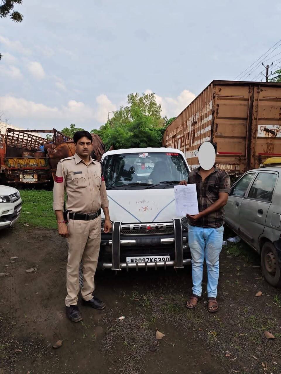 नशे में वाहन चलाना पड़ा महंगा, कोर्ट ने लगाया 20,700 रुपए का जुर्माना
देवास में कार और बाइक चालक शराब के नशे में मिले, पुलिस ने कोर्ट में पेश किया
देवास। शराब पीकर वाहन चलाना दो वाहन चालकों को भारी पड़ गया। देवास के औद्योगिक क्षेत्र थाना पुलिस ने नशे की हालत में वाहन चलाते पकड़े गए दो चालकों के खिलाफ कार्रवाई करते हुए उन्हें न्यायालय में पेश किया। माननीय न्यायालय ने दोनों पर कुल 20,700 रुपए का अर्थदंड लगाया है।
पुलिस के अनुसार, पुलिस अधीक्षक पुनीत गेहलोद के निर्देश पर जिले में शराब पीकर वाहन चलाने वालों के खिलाफ लगातार कार्रवाई की जा रही है। इसी क्रम में औद्योगिक क्षेत्र थाना पुलिस ने बजाज पल्सर बाइक क्रमांक MP41ZH5043 के चालक जीवन पिता मान सिंह, निवासी देवास और इको कार क्रमांक MP09ZK6390 के चालक कमलेश पिता भंवरसिंह, निवासी देवास को शराब के नशे में वाहन चलाते हुए पकड़ा।
दोनों के खिलाफ धारा 185 मोटर व्हीकल एक्ट के तहत अलग-अलग इस्तगासा तैयार कर न्यायालय के समक्ष प्रस्तुत किया गया। मामले की सुनवाई के बाद न्यायालय ने दोनों अनावेदकों को कुल 20,700 रुपए के अर्थदंड से दंडित किया।
नशे में वाहन चलाया तो कार्रवाई तय
देवास पुलिस ने वाहन चालकों से अपील की है कि शराब या किसी भी प्रकार के नशे की हालत में वाहन न चलाएं। नशे में वाहन चलाने से चालक की जान तो खतरे में पड़ती ही है, साथ ही सड़क पर चल रहे अन्य लोगों की जिंदगी भी खतरे में पड़ सकती है।
पुलिस ने स्पष्ट किया है कि यातायात नियमों का उल्लंघन करने वालों के खिलाफ ऐसी कार्रवाई आगे भी लगातार जारी रहेगी।
इस कार्रवाई में औद्योगिक क्षेत्र थाना प्रभारी निरीक्षक अमित सोलंकी, प्रधान आरक्षक विष्णु दांगी, आरक्षक अजय जाट और हर्षित की सराहनीय भूमिका रही।