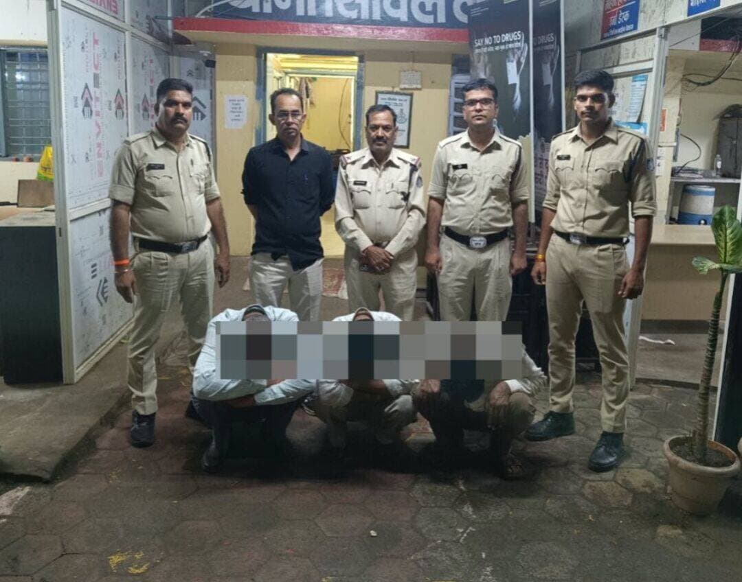 क्राउन पार्क के पीछे चल रहा था जुए का फड़, पुलिस ने दबिश देकर 3 जुआरियों को पकड़ा
देवास। जिले में अवैध जुआ-सट्टे के खिलाफ चलाए जा रहे ऑपरेशन “प्रहार” के तहत सिविल लाइन थाना पुलिस ने बड़ी कार्रवाई करते हुए तीन जुआरियों को गिरफ्तार किया है। पुलिस ने मौके से 4,500 रुपए नकद और एक ताश की गड्डी जब्त की है।
पुलिस के अनुसार, 6 सितंबर 2026 को मुखबिर से सूचना मिली थी कि क्राउन पार्क कॉलोनी के पीछे कुछ लोग ताश के पत्तों पर रुपयों की हार-जीत का दांव लगाकर जुआ खेल रहे हैं। सूचना मिलते ही पुलिस टीम ने मौके पर दबिश दी।
पुलिस को देखते ही जुआ खेल रहे लोगों में भगदड़ मच गई और उन्होंने भागने का प्रयास किया। हालांकि पुलिस ने घेराबंदी कर तीन आरोपियों को गिरफ्तार कर लिया।
गिरफ्तार आरोपियों की पहचान आजाद पिता अब्दुल सत्तार राणा (52), इकबाल पिता मुंशी राणा (51), दोनों निवासी भगतसिंह मार्ग, देवास, और कमलेश पिता जुगल किशोर जाटव (48), निवासी मुखर्जी नगर, देवास के रूप में हुई है।
पुलिस ने आरोपियों के कब्जे से 4,500 रुपए नकद और एक ताश की गड्डी जब्त की है। आरोपियों के खिलाफ जुआ अधिनियम की विभिन्न धाराओं में प्रकरण दर्ज कर आगे की वैधानिक कार्रवाई की जा रही है।
यह कार्रवाई पुलिस अधीक्षक पुनीत गेहलोद के निर्देशन, अतिरिक्त पुलिस अधीक्षक गजेन्द्र सिंह वर्धमान एवं नगर पुलिस अधीक्षक सुमित अग्रवाल के मार्गदर्शन में थाना प्रभारी विजय सिंह लोधी के नेतृत्व में की गई।