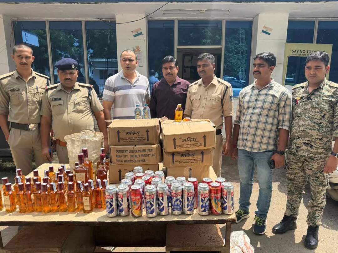 #मुरैना: पुलिस का अवैध शराब के विरुद्ध विशेष अभियान।
दिनांक 06.09.26 को विभिन्न थाना क्षेत्रान्तर्गत अवैध शराब की बिक्री करने वाले कुल 30 आरोपियों के विरुद्ध कार्यवाही करते हुए आबकारी एक्ट के अंतर्गत 29 आपराधिक प्रकरण पंजीबद्ध कर 224 लीटर देशी, 53 लीटर विदेशी कुल 277 लीटर अवैध शराब कीमती करीबन ₹1.71 लाख से अधिक की जब्त की गई।
उक्त अभियान सतत जारी रहेगी, जिसके तहत अवैध शराब बेचने/तस्करी करने वालों के विरुद्ध कार्यवाही की जायेगी।
Home Department of Madhya Pradesh
Jansampark Madhya Pradesh
Madhya Pradesh Police
IGP Chambal Zone
PRO Morena Breaking SP Morena Bol Morena Namaste Morena