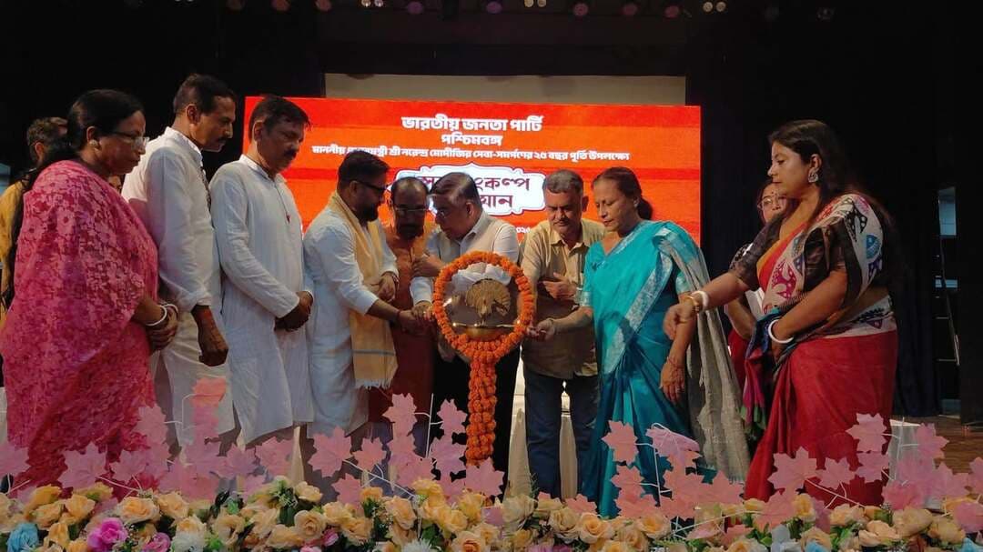 বাঁকুড়ায় জেলা পরিষদ অডিটোরিয়ামে বিজেপির ‘সেবা সংকল্প অভিযান’ অনুষ্ঠানের প্রদীপ প্রজ্জ্বলন অনুষ্ঠান
বাঁকুড়া জেলা পরিষদ অডিটোরিয়ামে আয়োজিত হল ভারতীয় জনতা পার্টির ‘সেবা সংকল্প অভিযান’ ও প্রদীপ প্রজ্জ্বলন অনুষ্ঠান। প্রদীপ প্রজ্জ্বলনের মধ্য দিয়ে অনুষ্ঠানের শুভ সূচনা করা হয়।
অনুষ্ঠানে উপস্থিত ছিলেন বিজেপির বাঁকুড়া জেলা সভাপতি, প্রাক্তন কেন্দ্রীয় মন্ত্রী, ছাতনার বিধায়ক-সহ দলের জেলা নেতৃত্ব। পাশাপাশি উপস্থিত ছিলেন বিভিন্ন মণ্ডলের সভাপতি, বিজেপির শাখা সংগঠনের একাধিক নেতৃত্ব এবং দলের কর্মী-সমর্থকেরা।
দলীয় কর্মীদের মধ্যে ঐক্য, সাংগঠনিক শক্তি বৃদ্ধি এবং সমাজসেবামূলক কাজকে আরও এগিয়ে নিয়ে যাওয়ার বার্তা দেওয়া হয় এই কর্মসূচি থেকে।
বক্তব্য রাখতে গিয়ে নেতৃত্বের তরফে ‘সেবা’ ও ‘সংকল্প’-এর মাধ্যমে মানুষের পাশে থাকার এবং সংগঠনকে আরও শক্তিশালী করার আহ্বান জানানো হয়।
বাঁকুড়া জেলা পরিষদ অডিটোরিয়ামের এই কর্মসূচিকে ঘিরে বিজেপির নেতা-কর্মীদের মধ্যে ছিল যথেষ্ট উৎসাহ ও উদ্দীপনা।