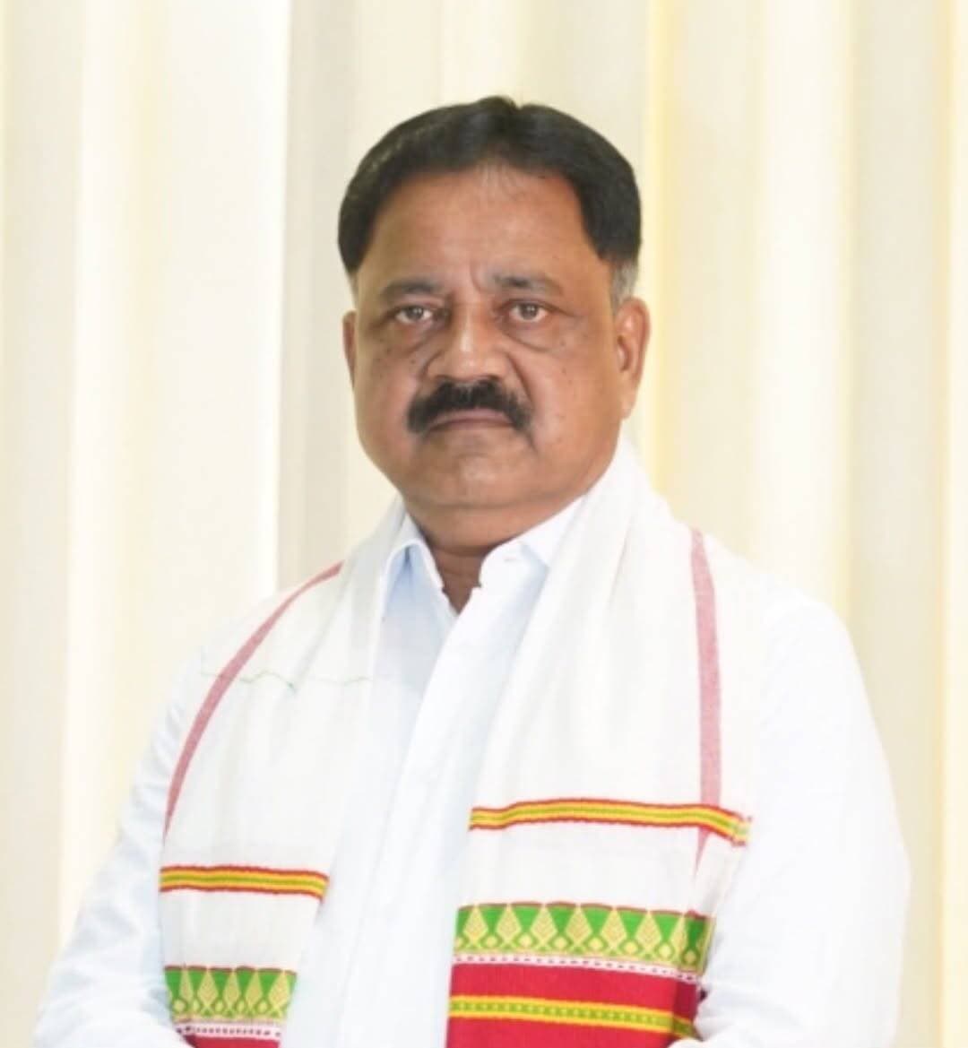 झारखंड के शिक्षा मंत्री सुदिव्य कुमार सोनू के निधन पर विश्वकर्मा समाज ने जताया शोक
पटना:झारखंड सरकार के उच्च एवं तकनीकी शिक्षा, नगर विकास, पर्यटन और खेलकूद मंत्री सुदिव्य कुमार सोनू के आकस्मिक निधन पर देश में शोक की लहर है।
निधन पर शोक व्यक्त करते हुए विश्वकर्मा समाज के प्रदेश अध्यक्ष डॉ. हेम नारायण विश्वकर्मा ने कहा कि 56 वर्षीय मंत्री सुदीप्य कुमार सोनू का शनिवार की देर रात हृदय गति रुकने से निधन हो गया।
उन्होंने साधारण परिवार से निकलकर अपने संघर्ष, मेहनत,ईमानदारी और जनसेवा के बल पर मंत्री पद तक का सफर तय किया था।उनके निधन से न केवल झारखंड, बल्कि पूरे विश्वकर्मा समाज ने एक होनहार,कर्मठ,दूरदर्शी और मजबूत नेता को खो दिया।
वे गिरिडीह के हरसिंगरायडीह स्थित अपने आवास पर थे, जहां अचानक सीने में तेज दर्द के बाद परिजन उन्हें गिरिडीह के मर्सी अस्पताल ले गए, जहां इलाज के दौरान उन्होंने अंतिम सांस ली।
वे गिरिडीह से दो बार के विधायक और झामुमो के वरिष्ठ नेता थे। निधन से एक दिन पहले ही उन्होंने शिक्षक दिवस पर आयोजित कार्यक्रमों में हिस्सा लिया था। डॉ.विश्वकर्मा ने कहा कि सुदिव्य कुमार सोनू का जाना शिक्षा जगत और विश्वकर्मा समाज सहित पूरे सार्वजनिक जीवन के लिए अपूरणीय क्षति है। समाज के लिए उनके द्वारा किए गए कार्यों और जनसेवा को हमेशा याद रखा जाएगा।
शोक व्यक्त करने वालों में मुख्य रूप से बढ़ई विश्वकर्मा संघ ट्रस्ट के मुख्य संरक्षक डॉ.सुरेन्द्र कुमार, अध्यक्ष दिनेश शर्मा, रमाकांत शर्मा,महेश शर्मा,प्रो.अमिताभ ज्ञान रंजन,नरेंद्र ठाकुर,भोला ठाकुर, नीरज कुमार शर्मा,रवि भूषण शर्मा,अमर नाथ शर्मा,संजय प्रकाश शर्मा, शुशील शर्मा, प्रो.(डॉ.)उर्मिला शर्मा,डॉ.नीति प्रभा,प्रभाकर शर्मा,सत्य नारायण शर्मा, ई.राजेंद्र शर्मा,विजय ठाकुर, प्रवीण कुमार शर्मा।
