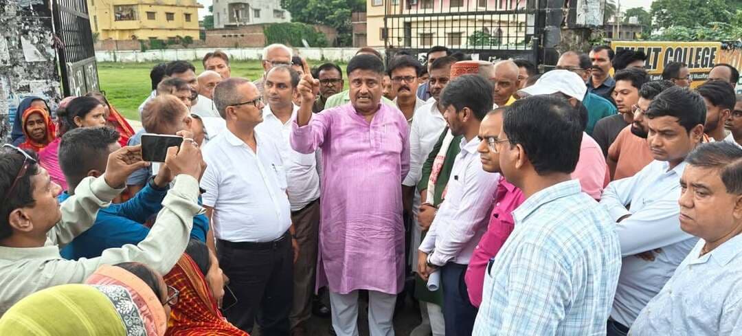 चांदनी चौक धर्म कांटा-गरम चौक से बझिला मोर तक जर्जर सड़क का विधायक ने अधिकारियों के साथ किया निरीक्षण
जलजमाव का स्थायी समाधान और गुणवत्तापूर्ण मरम्मत के लिए अधिकारियों को दिए निर्देश
मुजफ्फरपुर: कांटी विधायक सह पूर्व मंत्री ई. अजीत कुमार ने सोमवार को चांदनी चौक धर्मकांटा से बझिला मोड़ होते हुए महेश भगत बनवारी लाल कॉलेज के रास्ते हीरानगर एवं गरम चौक तक जाने वाली जर्जर सड़क का ग्रामीण कार्य विभाग और नगर निगम के अधिकारियों के साथ स्थल निरीक्षण किया। इस दौरान उन्होंने सड़क की बदहाल स्थिति के साथ विभिन्न स्थानों पर जलजमाव की समस्या का भी जायजा लिया।
विधायक ने स्थानीय ग्रामीणों और राहगीरों से बातचीत कर उनकी समस्याएं सुनीं। ग्रामीणों ने बताया कि लंबे समय से सड़क जर्जर रहने के कारण आवागमन में भारी परेशानी होती है। बारिश के दिनों में जलजमाव से स्थिति और गंभीर हो जाती है। जलनिकासी की समुचित व्यवस्था नहीं होने से स्थानीय लोगों और वाहन चालकों को कठिनाइयों का सामना करना पड़ता है।
ई. अजीत कुमार ने ग्रामीण कार्य विभाग एवं नगर निगम के अधिकारियों को सड़क का शीघ्र तकनीकी निरीक्षण कर आवश्यक कार्रवाई करने का निर्देश दिया। उन्होंने कहा कि सड़क की मरम्मत में अनावश्यक देरी नहीं होनी चाहिए तथा दोनों विभाग आपसी समन्वय से जलजमाव का स्थायी समाधान सुनिश्चित करें। उन्होंने गुणवत्तापूर्ण सड़क निर्माण और बेहतर जलनिकासी व्यवस्था पर विशेष जोर दिया।
विधायक ने बताया कि इस मामले को वे बिहार विधानसभा की प्राकलन समिति और जिला बीस सूत्री की बैठक में भी प्रमुखता से उठा चुके हैं। स्थानीय लोगों ने भी उन्हें लिखित ज्ञापन सौंपा था। उन्होंने भरोसा दिलाया कि जल्द ही मरम्मत कार्य की प्रक्रिया शुरू कराई जाएगी। साथ ही मड़वन क्षेत्र में करजा चट्टी से फंदा तक जाने वाली सड़क का भी एक सप्ताह के भीतर विभागीय अधिकारियों के साथ निरीक्षण किया जाएगा।
निरीक्षण में ग्रामीण कार्य विभाग के कार्यपालक अभियंता धीरेंद्र कुमार सहित विभागीय अधिकारी, नगर निगम के उप नगर आयुक्त व अन्य पदाधिकारी मौजूद थे। मौके पर इरफान अहमद दिलकश, टुन्ना शर्मा, गंगा सरण सिंह, कमलेश कांत गिरी, शंभू शरण ठाकुर, सुनील पासवान, रत्नेश गुप्ता सहित बड़ी संख्या में ग्रामीण एवं महिलाएं उपस्थित रहीं।
