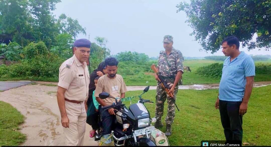 पुलिस अधीक्षक, किशनगंज के निर्देशानुसार प्रातः कालीन गश्ती के दौरान जिला के विभिन्न थाना क्षेत्रों एवं प्रमुख मार्गों पर विशेष वाहन चेकिंग अभियान' चलाया गया।
इस दौरान पुलिस टीमों ने दोपहिया एवं चारपहिया वाहनों को रोककर आवश्यक दस्तावेजों, ड्राइविंग लाइसेंस, हेलमेट, सीट बेल्ट तथा वाहन की वैधता की जाँच की।
पुलिस बल द्वारा बाजार क्षेत्रों, चौक-चौराहों, संवेदनशील स्थानों एवं सीमावर्ती मार्गों पर विशेष निगरानी रखी गई।
किशनगंज पुलिस जिला में कानून-व्यवस्था बनाए रखने, अपराध की रोकथाम तथा आमजन की सुरक्षा सुनिश्चित करने के लिए लगातार सतर्क एवं प्रतिबद्ध है।