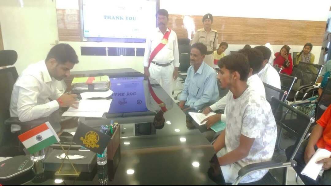 सात निश्चय–3 के अंतर्गत ‘सबका सम्मान–जीवन आसान (Ease of Living)’ को प्रभावी बनाने हेतु जिला पदाधिकारी ने आमजनों की समस्याएं सुनीं
किशनगंज, 07 सितम्बर।
बिहार सरकार के सात निश्चय–3 के अंतर्गत सातवें निश्चय ‘सबका सम्मान–जीवन आसान (Ease of Living)’ को प्रभावी रूप से लागू करने के उद्देश्य से श्री नवीन कुमार, जिला पदाधिकारी, किशनगंज द्वारा आम जनमानस की समस्याओं को सुना गया।
इस अवसर पर जिला पदाधिकारी महोदय ने स्पष्ट निर्देश दिया कि सप्ताह में दो दिन—सोमवार एवं शुक्रवार को सभी पदाधिकारी अनिवार्य रूप से अपने-अपने कार्यालयों में उपस्थित रहेंगे, ताकि आम लोगों की समस्याओं का त्वरित एवं प्रभावी समाधान सुनिश्चित किया जा सके।
उन्होंने निर्देशित किया कि सभी सरकारी कार्यालयों में आगंतुकों के लिए बैठने की समुचित व्यवस्था, पेयजल, शौचालय जैसी बुनियादी सुविधाएं अनिवार्य रूप से उपलब्ध कराई जाएं। साथ ही प्रत्येक कार्यालय में आगंतुक पंजी विधिवत संधारण करते हुए प्राप्त शिकायतों की प्रविष्टि एवं समयबद्ध निष्पादन सुनिश्चित किया जाए।
इसके अतिरिक्त प्रखंड, पंचायत एवं जिला स्तर पर प्रतिदिन आगंतुकों की संख्या की रिपोर्टिंग अनिवार्य की गई है। किसी भी प्रकार की समस्या उत्पन्न होने की स्थिति में संबंधित पदाधिकारी को तत्काल अपने वरीय पदाधिकारी को सूचित करने का निर्देश दिया गया है।
जिला पदाधिकारी ने यह भी स्पष्ट किया कि आगंतुकों को किसी भी प्रकार की असुविधा नहीं होनी चाहिए। यदि किसी कारणवश संबंधित पदाधिकारी कार्यालय में अनुपस्थित हों, तो उनके स्थान पर अधिकृत पदाधिकारी आमजनों से मिलकर उनकी समस्याएं सुनेंगे। जो पदाधिकारी एक से अधिक कार्यालयों के प्रभार में हैं, वे सोमवार एवं शुक्रवार को सुविधा अनुसार समय निर्धारित कर सभी कार्यालयों में उपस्थित रहकर लोगों से मिलना सुनिश्चित करेंगे।
उन्होंने चेतावनी देते हुए कहा कि निर्देशों की अवहेलना अथवा अधिकृत पदाधिकारी की अनुपस्थिति की स्थिति में संबंधित के विरुद्ध कठोर कार्रवाई की जाएगी।