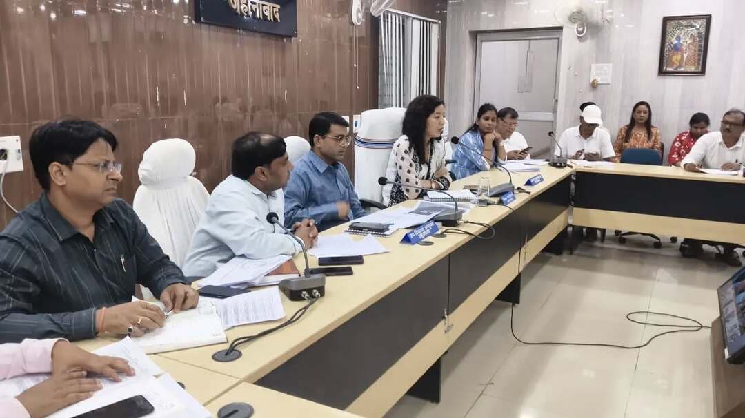 📌 EB (Enumeration Block) Direction Entry / गणना खंड दिशा प्रविष्टि कार्य की समीक्षा — 10 सितम्बर तक शत-प्रतिशत पूर्ण करने का निर्देश
जिला पदाधिकारी, जहानाबाद द्वारा जिले के सभी प्रखंड विकास पदाधिकारियों के साथ EB (Enumeration Block) Direction Entry / गणना खंड दिशा प्रविष्टि कार्य की प्रगति की समीक्षा की गई।
📍दिए गए निर्देश
🔹 समीक्षा के दौरान प्रखंडवार EB Direction Entry / गणना खंड दिशा प्रविष्टि की प्रगति की जानकारी लेते हुए संबंधित प्रखंड विकास पदाधिकारियों को कार्य में तेजी लाने का निर्देश दिया गया।
🔹 राज्य निर्वाचन आयोग, बिहार के दिनांक 07.09.2026 के EB Direction Entry Drill-Down Report के अनुसार जहानाबाद जिले में अब तक 44.48 प्रतिशत EB Direction Entries / गणना खंड दिशा प्रविष्टियाँ दर्ज की गई हैं।
🔹 शेष लंबित EB Direction Entry / गणना खंड दिशा प्रविष्टि कार्य को अभियान मोड में संचालित करते हुए 10 सितम्बर 2026 से पूर्व शत-प्रतिशत पूर्ण करने का स्पष्ट निर्देश दिया गया।
🔹 सभी प्रखंड विकास पदाधिकारियों को संबंधित कर्मियों के साथ समन्वय स्थापित कर कार्य की नियमित समीक्षा, निगरानी एवं त्वरित निष्पादन सुनिश्चित करने को कहा गया।
🔹 जिला पदाधिकारी ने स्पष्ट किया कि निर्धारित समय-सीमा के भीतर EB Direction Entry कार्य की शत-प्रतिशत पूर्णता सर्वोच्च प्राथमिकता है।
✨ “नियमित अनुश्रवण, त्वरित निष्पादन और शत-प्रतिशत उपलब्धि — समयबद्ध प्रशासनिक कार्यप्रणाली की ओर सशक्त कदम।”
#EBDirectionEntry #गणना_खंड_दिशा_प्रविष्टि #प्रशासनिक_समीक्षा #जिलाप्रशासनजहानाबाद #विकसितभारत_समृद्धबिहार_आदर्शजहानाबाद