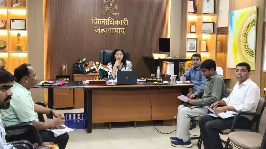☀️ प्रधानमंत्री सूर्यघर मुफ्त बिजली योजना की समीक्षा — आवेदन, ऋण वितरण एवं सोलर पैनल अधिष्ठापन में तेजी के निर्देश
जिला पदाधिकारी, जहानाबाद श्रीमती छिरिङ वाई भूटिया की अध्यक्षता में प्रधानमंत्री सूर्यघर मुफ्त बिजली योजना की प्रगति की समीक्षा की गई।
🔹 जिले में अब तक 4,490 आवेदन प्राप्त हुए हैं, जिनमें 348 आवेदकों ने ऋण हेतु आवेदन किया है तथा 138 ऋण आवेदन प्रक्रियाधीन हैं।
🔹 प्रक्रियाधीन ऋण आवेदनों में पीएनबी के 51, एसबीआई के 42 एवं केनरा बैंक के 10 आवेदन शामिल हैं। संबंधित बैंकों को प्राथमिकता के आधार पर कार्रवाई करते हुए दो दिनों के भीतर ऋण वितरण सुनिश्चित करने का निर्देश दिया गया।
🔹 सभी सूचीबद्ध वेंडरों को स्वीकृत एवं पात्र आवेदकों के यहाँ सोलर पैनल अधिष्ठापन में तेजी लाने तथा लंबित मामलों का शीघ्र निष्पादन करने को कहा गया।
🔹 सभी कनीय विद्युत अभियंताओं को प्रतिदिन नए आवेदन सृजित कराने, वेंडर चयन एवं एग्रीमेंट की प्रक्रिया पूर्ण कराने का निर्देश दिया गया, ताकि आवेदन से अधिष्ठापन तक की पूरी प्रक्रिया में तेजी लाई जा सके।
जिला पदाधिकारी ने सभी संबंधित पदाधिकारियों, बैंकों एवं वेंडरों को आपसी समन्वय से कार्य करते हुए अधिकाधिक पात्र उपभोक्ताओं तक योजना का लाभ पहुँचाने पर विशेष जोर दिया।
✨ “सौर ऊर्जा से कम बिजली बिल, स्वच्छ ऊर्जा और आत्मनिर्भर जहानाबाद की ओर बढ़ता कदम।”
#प्रधानमंत्री_सूर्यघर_मुफ्त_बिजली_योजना #सौर_ऊर्जा #स्वच्छ_ऊर्जा #जिलाप्रशासनजहानाबाद #विकसितभारत_समृद्धबिहार_आदर्शजहानाबाद