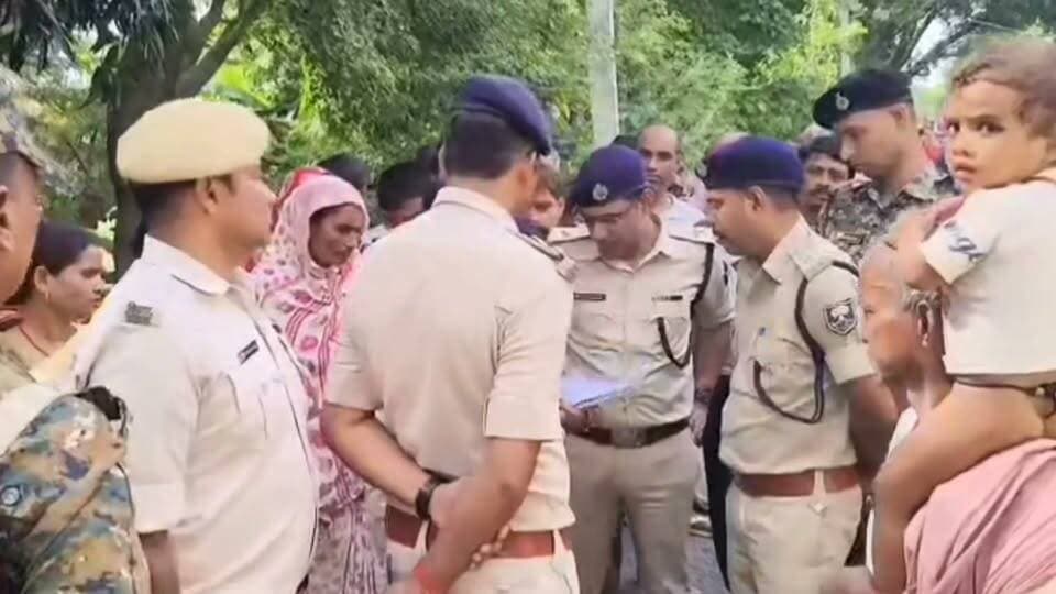 बेगूसराय मे चकूधो बिनलपुर बांध के समीप चादर से लिपटा हुआ महिला का शव बरामद, गर्दन पर रस्सी का निशान