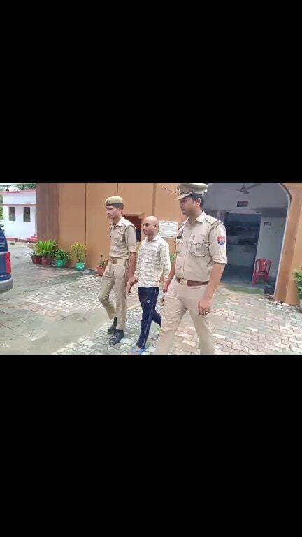 👉दहेज उत्पीड़न और आत्महत्या के मामले में वांछित पति गिरफ्तार
शाहजहांपुर। पुवायां थाना पुलिस ने दहेज उत्पीड़न के मामले में वांछित एक आरोपी को गिरफ्तार किया है। पुलिस के अनुसार आरोपी पर अतिरिक्त दहेज की मांग को लेकर पत्नी को प्रताड़ित करने, मारपीट, गाली-गलौज और जान से मारने की धमकी देने के आरोप हैं। मामले में महिला द्वारा प्रताड़ना से परेशान होकर आत्महत्या करने का भी आरोप लगाया गया है।
पुलिस के मुताबिक, 29 अगस्त 2026 को दी गई तहरीर के आधार पर थाना पुवायां में मु0अ0सं0 524/2026 के तहत धारा 80(2), 85, 352, 351(3) बीएनएस और 3/4 दहेज प्रतिषेध अधिनियम में मुकदमा दर्ज किया गया था।
विवेचना के दौरान वांछित आरोपी अनुपम दीक्षित (26) पुत्र हरीश, निवासी ग्राम मोहनपुर, थाना खुटार को पुलिस ने 7 सितंबर को दोपहर 12:05 बजे मोहम्मदी रोड स्थित अंडरपास के नीचे से गिरफ्तार किया।
पुलिस ने आरोपी के खिलाफ आवश्यक विधिक कार्रवाई करते हुए उसे न्यायालय के समक्ष पेश करने की कार्रवाई की है।
गिरफ्तारी टीम: उपनिरीक्षक विशाल कुमार और हेड कांस्टेबल सुरेंद्र सिंह, थाना पुवायां पुलिस।
#शाहजहांपुर #पुवायां #Shahjahanpur #Puwayan #पुलिसकार्रवाई #गिरफ्तारी #दहेजउत्पीड़न #दहेजहत्याचार #उत्तरप्रदेशपुलिस #ShahjahanpurNews