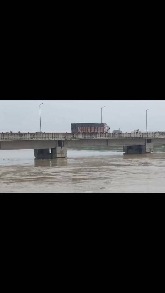 Shahjahanpur :जलस्तर रिपोर्ट गर्रा नदी -- 147.75 मीटर खतरे के निशान से..see more
