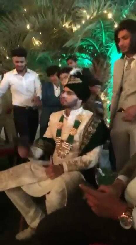 शादी समारोह में 5 सेकेंड में 15 राउंड फायरिंग, वीडियो वायरल
बुलंदशहर। खुर्जा निवासी शादाब का शादी समारोह में हर्ष फायरिंग करते हुए वीडियो सोशल मीडिया पर वायरल हो रहा है। वायरल वीडियो में युवक कथित तौर पर करीब पांच सेकेंड में 17 राउंड फायरिंग करता नजर आ रहा है। वीडियो सामने आने के बाद हर्ष फायरिंग को लेकर पुलिस की कार्यप्रणाली पर सवाल उठ रहे हैं। मामले में पुलिस जांच के बाद आगे की कार्रवाई की बात सामने आ रही है।