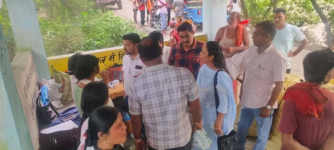 बाढ़ प्रभावित क्षेत्रों में संचालित स्वास्थ्य शिविरों का निरीक्षण
आज दिनांक 07.09.2026 को जिला स्वास्थ्य समिति, खगड़िया के जिला लेखा प्रबंधक श्री रंजीत कुमार द्वारा परबत्ता प्रखंड के बाढ़ प्रभावित क्षेत्रों में संचालित बाढ़ राहत स्वास्थ्य शिविरों का निरीक्षण किया गया।
इस दौरान मुरादपुर, डुमरिया खुर्द, माधवपुर एवं कबेला स्थित स्वास्थ्य शिविरों का भ्रमण कर स्वास्थ्यकर्मियों की उपस्थिति, OPD संचालन, मरीजों को उपलब्ध कराई जा रही स्वास्थ्य सेवाओं तथा आवश्यक दवाओं एवं चिकित्सा सामग्री की उपलब्धता का जायजा लिया गया।
निरीक्षण के दिन उक्त चारों शिविरों में कुल 393 मरीजों को OPD सेवा प्रदान की गई। शिविरों में चिकित्सक, CHO एवं ANM द्वारा बाढ़ प्रभावित लोगों को आवश्यक जांच, उपचार एवं दवाएं उपलब्ध कराई जा रही थीं।
निरीक्षण के दौरान प्रभारी चिकित्सा पदाधिकारी एवं प्रखंड स्वास्थ्य प्रबंधक, परबत्ता को सभी शिविरों में पर्याप्त मात्रा में आवश्यक दवाएं एवं चिकित्सा सामग्री उपलब्ध रखने तथा स्वास्थ्य सेवाओं की नियमित निगरानी सुनिश्चित करने का निर्देश दिया गया।
बाढ़ की स्थिति को देखते हुए स्वास्थ्य विभाग द्वारा प्रभावित क्षेत्रों में स्वास्थ्य सेवाओं की लगातार निगरानी की जा रही है, ताकि बाढ़ प्रभावित लोगों को समय पर आवश्यक चिकित्सा सुविधा उपलब्ध हो सके।