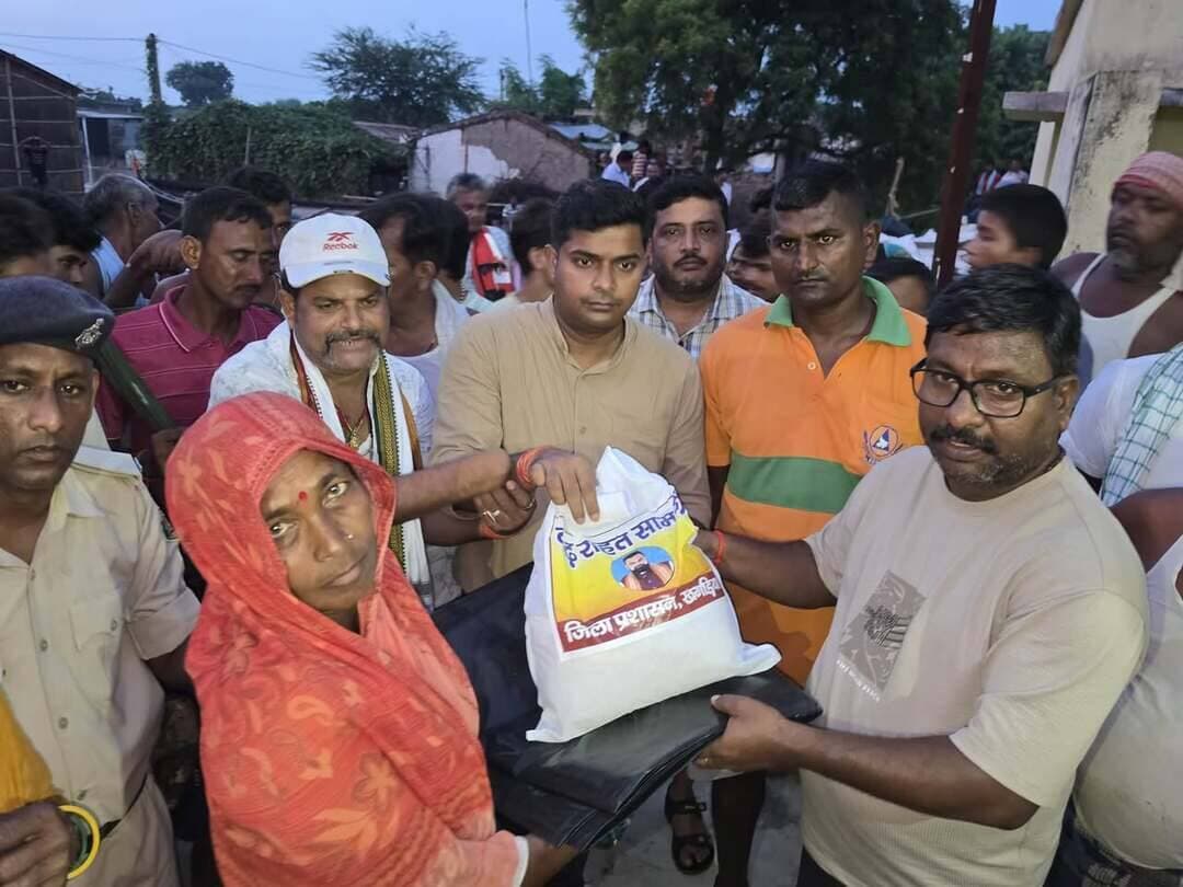 रहिमपुर दक्षिणी में बाढ़ प्रभावित परिवारों के बीच राहत सामग्री का वितरण
आज रहिमपुर दक्षिणी क्षेत्र में माननीय विधायक, खगड़िया सदर श्री बबलू कुमार मंडल जी ,अनुमंडल पदाधिकारी एवं अंचलाधिकारी द्वारा बाढ़ प्रभावित परिवारों के बीच पॉलीथिन शीट एवं सूखा राशन का वितरण किया गया।
इस दौरान प्रभावित परिवारों से उनकी समस्याओं एवं आवश्यकताओं की जानकारी ली गई|
साथ ही, रहिमपुर दक्षिणी क्षेत्र में लोगों के सुरक्षित एवं सुचारू आवागमन के लिए 3 घाटों से 15 बड़ी नावों का परिचालन किया जा रहा है। इसके अतिरिक्त 05 छोटी नावें भी परिचालित हैं। प्रशासन द्वारा क्षेत्र में राहत एवं बचाव कार्यों की लगातार निगरानी की जा रही है तथा आवश्यकतानुसार अतिरिक्त व्यवस्थाएं सुनिश्चित की जा रही हैं।
