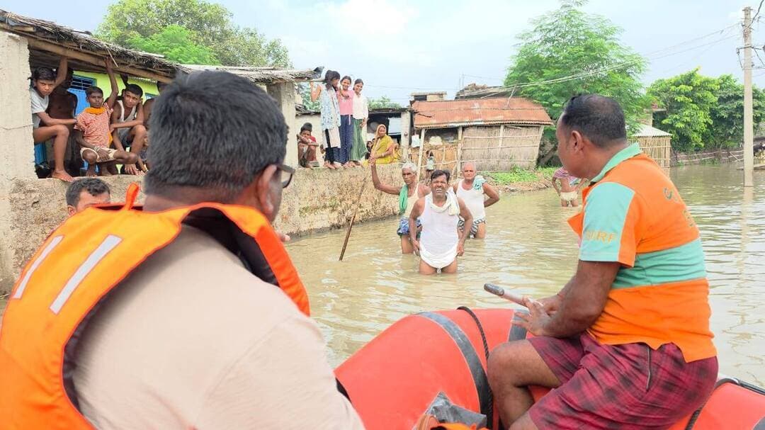 🌊 बाढ़ की स्थिति को लेकर प्रशासन अलर्ट
जिलाधिकारी, खगड़िया श्री विक्रम विरकर के निर्देशानुसार आज खगड़िया सदर प्रखंड अंतर्गत रहमपुर दक्षिण पंचायत में बढ़ते जलस्तर एवं संभावित बाढ़ की स्थिति को देखते हुए माननीय विधायक खगड़िया सदर, श्री बबलू मंडल एवं अनुमंडल पदाधिकारी, खगड़िया श्री धनंजय कुमार द्वारा स्थल निरीक्षण किया गया।
इस दौरान स्थानीय स्थिति का जायजा लेते हुए राहत एवं बचाव कार्यों की तैयारियों की समीक्षा की गई तथा संबंधित पदाधिकारियों को आवश्यक दिशा निर्देश दिए गये।सभी को आवश्यक सावधानियों को ध्यान में रखते हुए पूरी तत्परता से कार्य करने के निर्देश दिए गया ।