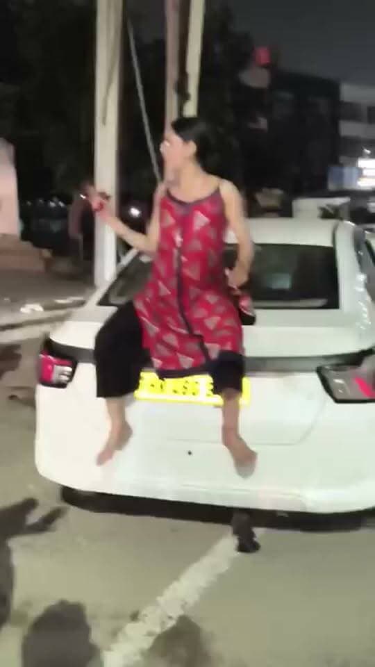 शराब की बोतल लेकर लड़की ने सड़क पर किया हाईवोल्टेज ड्रामा,वीडियो हो रहा वायरल