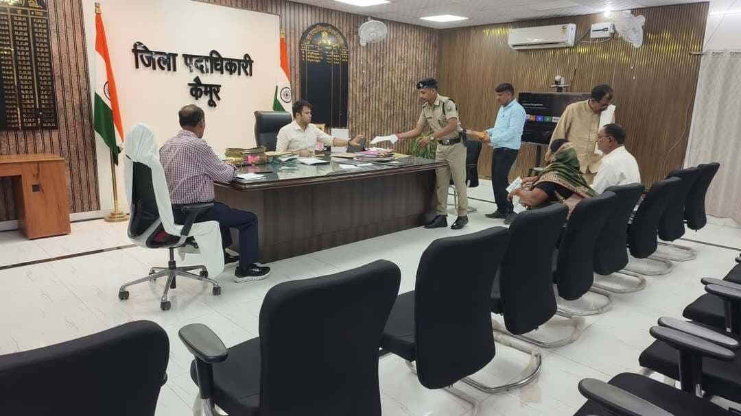 कैमूर में जन-संवाद कार्यक्रम का आयोजन, DM जनता दरबार में आए 52 आवेदन, त्वरित निष्पादन का निर्देश