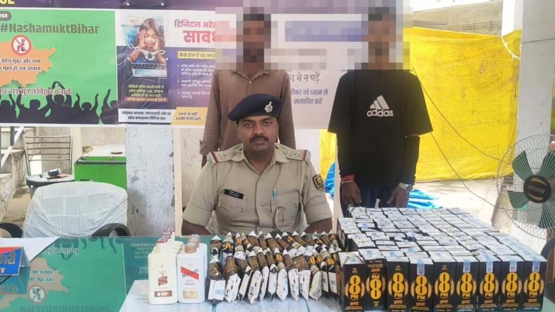 चांद थाना पुलिस को मिली बड़ी सफलता, 2 बाइक समेत 24 लीटर शराब के साथ 2 तस्कर गिरफ्तार बाइक जप्त
