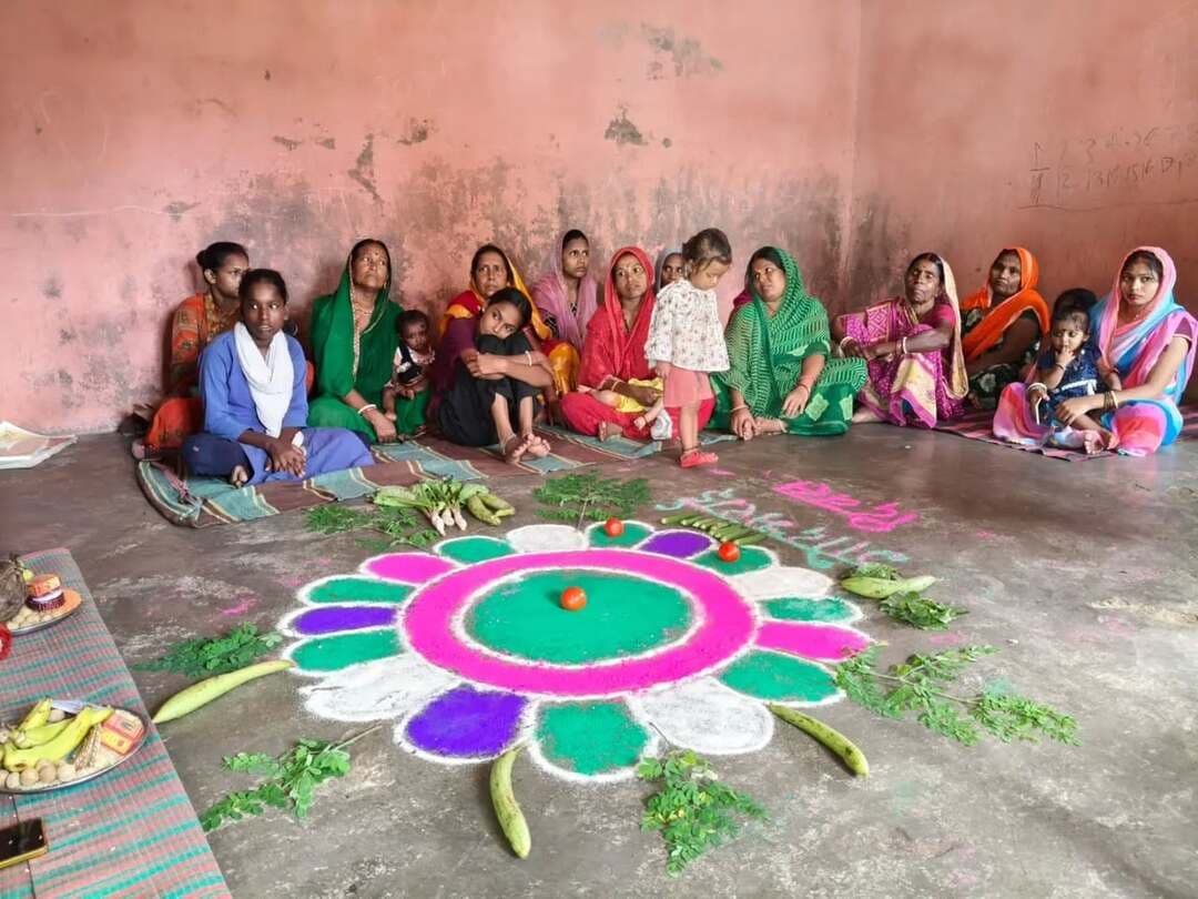 बखरी प्रखंड के सकरपुरा पंचायत स्थित आंगनवाड़ी केंद्र संख्या-17, दास टोला में बेटी बचाओ, बेटी पढ़ाओ अभियान के तहत सखी वार्ता, जागरूकता एवं गोद भराई कार्यक्रम आयोजित किया गया।
इस दौरान दो गर्भवती महिलाओं की गोद भराई की गई तथा महिलाओं एवं किशोरियों को बाल विवाह की रोकथाम, प्रधानमंत्री मातृ वंदना योजना, साइबर अपराध से बचाव, हेल्पलाइन नंबरों एवं नशा मुक्ति सहित विभिन्न योजनाओं की जानकारी दी गई।
कन्या जन्मोत्सव के अवसर पर पांच बेबी किट वितरित किए गए। कार्यक्रम में 26 प्रतिभागियों ने भाग लिया। साथ ही वन स्टॉप सेंटर हेल्पलाइन 181 के प्रचार-प्रसार हेतु डोर-टू-डोर भ्रमण कर लोगों को उपलब्ध सेवाओं की जानकारी दी गई तथा पात्र लाभुकों से आवेदन भी प्राप्त किए गए।
IPRD Bihar
WCDC Bihar
#begusarai