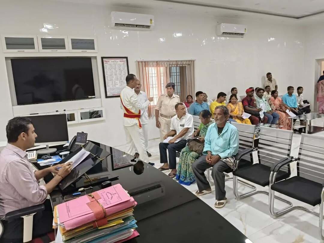 बिहार सरकार के सात निश्चय-3 के तहत “सबका सम्मान, जीवन आसान” अभियान के अंतर्गत जिला पदाधिकारी, बेगूसराय श्री रिची पांडेय की अध्यक्षता में जनता दरबार का आयोजन किया गया।
इसमें विभिन्न क्षेत्रों से आए नागरिकों ने अपनी समस्याओं एवं शिकायतों से संबंधित 28 आवेदन प्रस्तुत किए। भूमि विवाद, दाखिल-खारिज, सीमांकन, अतिक्रमण, राजस्व एवं पेंशन सहित विभिन्न मामलों पर जिला पदाधिकारी ने संबंधित अधिकारियों को निष्पक्ष जांच कर समयबद्ध एवं गुणवत्तापूर्ण निष्पादन सुनिश्चित करने का निर्देश दिया। उन्होंने कहा कि जनहित से जुड़े मामलों में लापरवाही अथवा अनावश्यक विलंब स्वीकार नहीं किया जाएगा। जनता दरबार का फेसबुक के माध्यम से लाइव प्रसारण भी किया गया। जनता की सीधी पहुंच सुनिश्चित करने के लिए प्रत्येक सप्ताह सोमवार एवं शुक्रवार को जनता दरबार आयोजित किया जाता है।
IPRD Bihar
#begusarai
#easeofliving