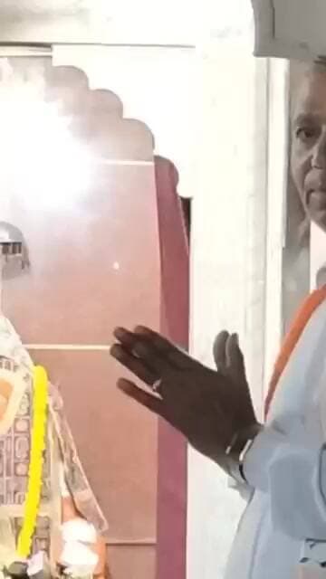 जय हो बजरंगबली की पूजा अर्चना अर्जी लगाते हुएश्रद्धालु।