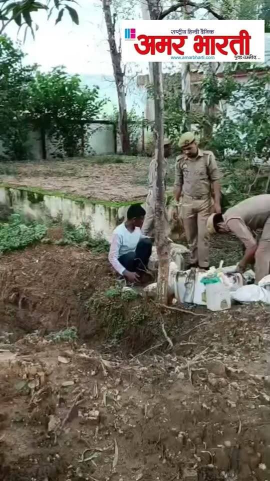 *बाँदा - ऑपरेशन दहन के तहत पुलिस ने 62 हजार की अवैध शराब का कराया विनष्टीकरण*
*बाँदा।* पुलिस महानिदेशक उत्तर प्रदेश राजीव कृष्ण द्वारा चलाए जा रहे अभियान *"ऑपरेशन दहन"* के तहत बाँदा पुलिस ने बड़ी कार्रवाई की है।
पुलिस अधीक्षक बाँदा पलाश बंसल के निर्देशन में आज दिनांक 07.09.2026 को क्षेत्राधिकारी अतर्रा प्रतिज्ञा की मौजूदगी में थाना फतेहगंज में आबकारी अधिनियम के तहत जब्त की गई शराब का विनष्टीकरण कराया गया।
इस दौरान थाना फतेहगंज में आबकारी अधिनियम के अंतर्गत दर्ज कुल 43 अभियोगों से संबंधित *लगभग 62 हजार रुपये कीमत की 675 क्वार्टर देशी शराब एवं 119 लीटर कच्ची शराब* को नियमानुसार गड्ढा खोदकर नष्ट किया गया।
पुलिस का यह अभियान अवैध शराब के कारोबार पर अंकुश लगाने के लिए लगातार जारी है।