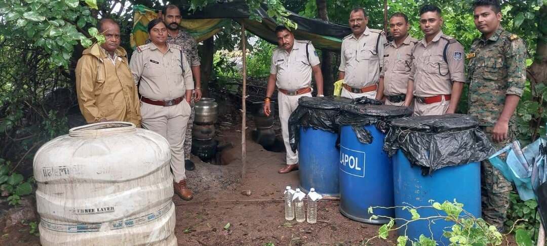 जिले ने अवैध शराब भंडारण, परिवहन के विरुद्ध कड़ी कार्यवाही: पिछोर में 2000 लीटर लहान नष्ट, 510 लीटर शराब जब्त
कलेक्टर एवं जिला मजिस्ट्रेट श्री Arpit Verma IAS के निर्देशानुसार जिले में अवैध शराब के निर्माण, भंडारण एवं परिवहन पर प्रभावी नियंत्रण हेतु राजस्व, पुलिस एवं आबकारी विभाग की संयुक्त टीम द्वारा व्यापक स्तर पर छापामार कार्रवाई की जा रही है। संयुक्त दल द्वारा पिछोर क्षेत्र के ग्राम सालौरा एवं करारखेड़ा में संचालित अवैध शराब के ठिकानों पर योजनाबद्ध तरीके से दबिश दी गई।
इस कार्रवाई के दौरान अवैध मदिरा निर्माण में प्रयुक्त लगभग 2000 लीटर लहान को मौके पर ही विधिवत विनष्ट कराया गया तथा ₹51,500 मूल्य की 510 लीटर हाथ भट्टी निर्मित अवैध कच्ची शराब जब्त की गई है। मामले में संलिप्त अभियुक्त रोहित उर्फ भूरा लोधी एवं हरेन्द्र चौहान के विरुद्ध मध्य प्रदेश आबकारी अधिनियम के तहत प्रकरण पंजीबद्ध कर अग्रिम वैधानिक कार्रवाई की जा रही है।
इस संयुक्त कार्रवाई में एसडीएम पिछोर श्रीमती ममता शाक्य, तहसीलदार पिछोर शिवशंकर गुर्जर, आबकारी विभाग उपनिरीक्षक विनीत शर्मा, राहुल गुप्ता सहित थाना प्रभारी निरीक्षक नीतू सिंह, उप निरीक्षक रामकिशोर जोशी, कमल सिंह बंजारा, सहित अन्य कर्मचारी मौके पर पहुंचे।
CM Madhya Pradesh Jansampark Madhya Pradesh
#shivpuri