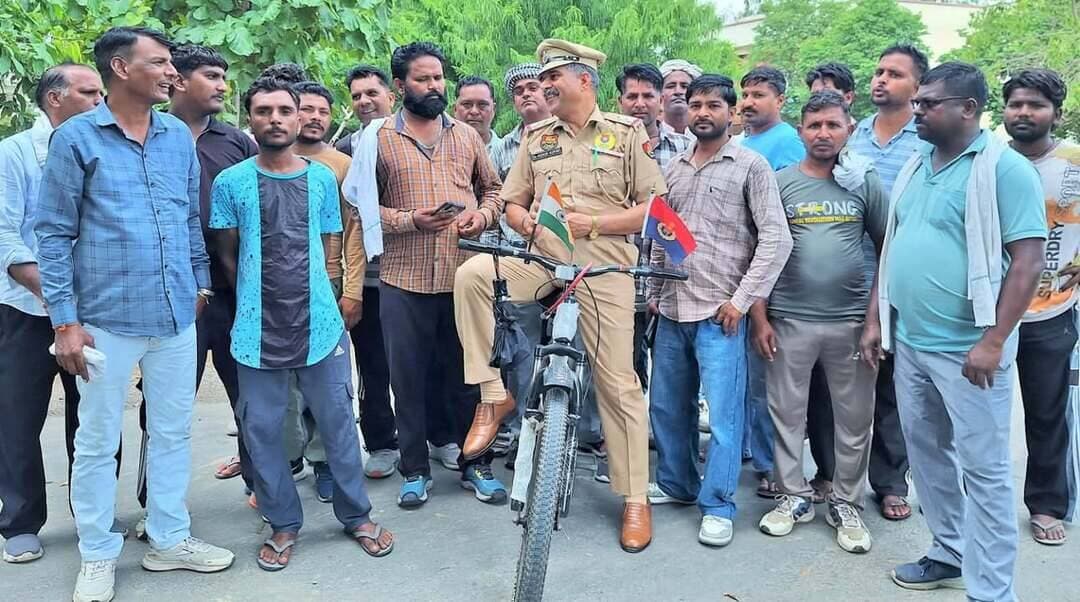 30 किलोमीटर साइकिल चलाकर दिया नशा मुक्ति का संदेश
डॉ. अशोक कुमार वर्मा बोले—“नशा छोड़ो, जीवन से नाता जोड़ो; साइकिल चलाओ, स्वस्थ हो जाओ”
कुरुक्षेत्र। हरियाणा राज्य नारकोटिक्स कंट्रोल ब्यूरो के अतिरिक्त पुलिस महानिदेशक श्री संजय कुमार, आईपीएस के दिशा-निर्देशों तथा संयुक्त पुलिस आयुक्त, फरीदाबाद एवं ब्यूरो के पुलिस उप-महानिरीक्षक श्री राजेंद्र कुमार मीणा, आईपीएस के मार्गदर्शन में नशामुक्त हरियाणा के संकल्प को जन-जन तक पहुंचाने के उद्देश्य से ब्यूरो के जागरूकता अभियान के अंतर्गत जागरूकता कार्यक्रम एवं पुनर्वास प्रभारी उपनिरीक्षक डॉ. अशोक कुमार वर्मा ने कुरुक्षेत्र से थानेसर एवं लाडवा मार्ग पर लगभग 30 किलोमीटर की साइकिल यात्रा निकालकर युवाओं और आमजन को नशे के विरुद्ध जागरूक किया। साइकिल यात्रा के दौरान उन्होंने मार्ग में मिलने वाले लोगों से संवाद किया और नशे से दूर रहकर स्वस्थ एवं सकारात्मक जीवन अपनाने का संदेश दिया।
साइकिल बनी नशा मुक्ति का संदेशवाहक
डॉ. अशोक कुमार वर्मा ने कहा कि आज युवाओं को नशे से बचाने के लिए केवल भाषण और पोस्टर ही पर्याप्त नहीं हैं, बल्कि समाज के बीच जाकर सकारात्मक जीवनशैली का संदेश देना भी आवश्यक है। इसी उद्देश्य से उन्होंने साइकिल यात्रा के माध्यम से लोगों को संदेश दिया—
“नशा छोड़ो, जीवन से नाता जोड़ो,साइकिल चलाओ, स्वस्थ हो जाओ।” उन्होंने कहा कि साइकिल चलाना शरीर को स्वस्थ रखने के साथ-साथ तनाव कम करने और सकारात्मक सोच विकसित करने का अच्छा माध्यम है। युवाओं को नशे की गिरफ्त से बचाने के लिए उन्हें खेल, योग, व्यायाम, साइकिलिंग और अन्य रचनात्मक गतिविधियों से जोड़ना समय की आवश्यकता है।
तीन स्तरों पर चल रहा नशामुक्ति अभियान
डॉ. वर्मा ने बताया कि नशामुक्त हरियाणा के लिए अभियान को मुख्य रूप से तीन स्तरों—रोकथाम, प्रवर्तन तथा जागरूकता के माध्यम से आगे बढ़ाया जा रहा है। रोकथाम के अंतर्गत युवाओं को नशे से बचाने, प्रवर्तन के अंतर्गत नशे के अवैध कारोबार पर कार्रवाई तथा जागरूकता के माध्यम से आमजन को नशे के दुष्परिणामों के प्रति सचेत किया जा रहा है।
नशा बेचने वालों की सूचना दें
डॉ. अशोक कुमार वर्मा ने आमजन से अपील करते हुए कहा कि यदि उनके आसपास कोई व्यक्ति नशीले पदार्थों की बिक्री या तस्करी करता है तो उसकी सूचना पुलिस को अवश्य दें। उन्होंने कहा कि नशे के कारोबार की सूचना 1933 अथवा 9050891508 पर दी जा सकती है। सूचना देने वाले व्यक्ति की पहचान गोपनीय रखी जाती है। उन्होंने कहा कि यदि कोई व्यक्ति स्वयं नशे की गिरफ्त में है और नशा छोड़ना चाहता है तो वह भी सहायता के लिए आगे आए। नशे से बाहर निकलना संभव है और समय पर उचित मार्गदर्शन एवं उपचार मिलने से व्यक्ति सामान्य एवं स्वस्थ जीवन की ओर लौट सकता है।
एक सूचना बचा सकती है किसी का जीवन
डॉ. वर्मा ने कहा कि नशा केवल नशा करने वाले व्यक्ति को ही नुकसान नहीं पहुंचाता, बल्कि पूरे परिवार और समाज को प्रभावित करता है। इसलिए प्रत्येक नागरिक को नशे के विरुद्ध अपनी जिम्मेदारी निभानी चाहिए। उन्होंने युवाओं से आह्वान किया कि वे नशे से दूरी बनाकर अपने जीवन का लक्ष्य निर्धारित करें और शिक्षा, खेल, स्वास्थ्य एवं सेवा कार्यों से जुड़ें।
उन्होंने कहा कि “नशे के विरुद्ध हमारी एकजुटता ही हमारी सबसे बड़ी ताकत है। यदि प्रत्येक व्यक्ति एक युवा को नशे से बचाने का संकल्प ले ले तो नशामुक्त समाज का सपना साकार किया जा सकता है।”
विशेष अपील
नशे को न कहें, जीवन को हां कहें। नशा छोड़ें, परिवार से जुड़ें। साइकिल चलाएं, शरीर स्वस्थ बनाएं। नशा बेचने वालों की सूचना दें और किसी का जीवन बचाने में सहभागी बनें। उन्होंने कहा कि यदि किसी व्यक्ति को प्रतिबंधित मादक पदार्थों की बिक्री अथवा अन्य अवैध गतिविधियों की जानकारी मिलती है तो इसकी सूचना 1933 अथवा 9050891508 पर देकर नशे के विरुद्ध अभियान में अपना योगदान देना चाहिए। समय पर दी गई सूचना किसी युवा का जीवन बचाने के साथ-साथ समाज को सुरक्षित बनाने में महत्वपूर्ण भूमिका निभा सकती है।