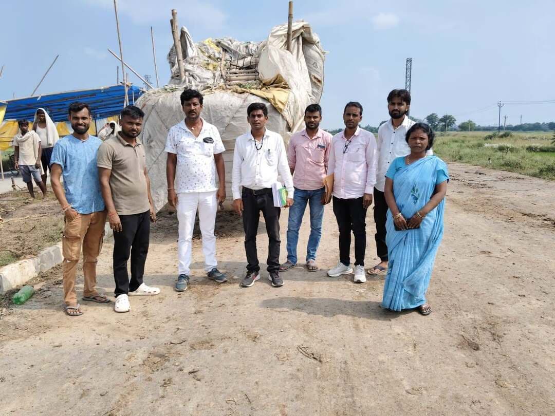 🌊 जिला प्रशासन समस्तीपुर द्वारा बाढ़ प्रभावित क्षेत्रों में राहत एवं बचाव कार्य युद्धस्तर पर जारी...
मोहनपुर, मोहिउद्दीननगर एवं विद्यापतिनगर प्रखंडों में जिला प्रशासन द्वारा प्रभावित परिवारों को भोजन, स्वास्थ्य सुविधा, आश्रय एवं आवश्यक राहत सामग्री उपलब्ध कराई जा रही है।
🍲 58 सामुदायिक रसोई | 🏥 18 मेडिकल कैंप | 🚤 192 नावों का परिचालन
🐄 पशुओं के लिए चारा एवं चिकित्सा की भी समुचित व्यवस्था।
जिला प्रशासन समस्तीपुर—हर परिस्थिति में आमजनों की सुरक्षा एवं सहायता के लिए तत्पर।
#DistrictAdministrationSamastipur #Samastipur #FloodRelief #FloodRescue #BiharFlood #ReliefWork #DisasterManagement #मोहनपुर #मोहिउद्दीननगर #विद्यापतिनगर #बाढ़राहत #बाढ़बचाव
Information & Public Relations Department, Government of Bihar