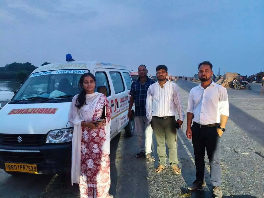 बाढ़ प्रभावित मोहनपुर, मोहिउद्दीननगर एवं विद्यापतिनगर प्रखंडों में राहत एवं बचाव कार्य युद्धस्तर पर जारी...
समस्तीपुर जिले के बाढ़ प्रभावित मोहनपुर, मोहिद्दीन नगर एवं विद्यापतिनगर प्रखंडों में जिला प्रशासन द्वारा बाढ़ प्रभावित परिवारों को राहत एवं आवश्यक सुविधाएं उपलब्ध कराने के लिए युद्धस्तर पर राहत एवं बचाव कार्य संचालित किए जा रहे हैं। जिला प्रशासन द्वारा प्रभावित क्षेत्रों में स्थिति पर लगातार नजर रखते हुए लोगों की आवश्यकताओं के अनुरूप विभिन्न स्तरों पर व्यवस्थाएं सुनिश्चित की जा रही हैं।
वर्तमान में इन तीनों प्रखंडों में लगभग 2,33,212 लोग बाढ़ से प्रभावित हैं। प्रभावित लोगों को सुरक्षित रखने एवं उन्हें आवश्यक खाद्य सामग्री उपलब्ध कराने के उद्देश्य से 58 सामुदायिक रसोई (Community Kitchen) का संचालन किया जा रहा है। इन सामुदायिक रसोइयों के माध्यम से अब तक लगभग 25,858 लोगों को भोजन उपलब्ध कराया जा चुका है। सामुदायिक रसोइयों में गुणवत्तापूर्ण एवं स्वच्छ भोजन की व्यवस्था सुनिश्चित करने के लिए संबंधित पदाधिकारियों द्वारा लगातार निगरानी की जा रही है।
बाढ़ प्रभावित लोगों को तत्काल राहत प्रदान करने के उद्देश्य से अब तक 31,398 पॉलिथीन शीट्स का वितरण किया जा चुका है, ताकि प्रभावित परिवारों को अस्थायी आश्रय एवं बारिश से सुरक्षा उपलब्ध हो सके।
स्वास्थ्य सेवाओं को सुचारू बनाए रखने के लिए प्रभावित क्षेत्रों में 18 मेडिकल कैंप संचालित किए जा रहे हैं। इन शिविरों के माध्यम से बाढ़ प्रभावित लोगों को आवश्यक स्वास्थ्य जांच, चिकित्सकीय परामर्श एवं दवाइयां उपलब्ध कराई जा रही हैं। स्वास्थ्य विभाग की टीमों को प्रभावित क्षेत्रों में लगातार सक्रिय रहने तथा आवश्यकता के अनुसार चिकित्सा सुविधा उपलब्ध कराने का निर्देश दिया गया है।
बाढ़ से प्रभावित पशुओं की सुरक्षा एवं उनके रख-रखाव के लिए 17 पशु राहत/शेड कैंप बनाए गए हैं। पशुओं के लिए चारा एवं भूसा की व्यवस्था भी लगातार की जा रही है। अब तक 216 क्विंटल भूसा/पशु चारा का वितरण किया जा चुका है तथा प्रभावित क्षेत्रों में आवश्यकता के अनुसार प्रतिदिन पशु चारा उपलब्ध कराया जा रहा है।
पशुओं के स्वास्थ्य की देखभाल के लिए भी 17 पशु चिकित्सा कैंप संचालित किए जा रहे हैं। इन कैंपों के माध्यम से अब तक 264 पशुओं को आवश्यक दवा एवं चिकित्सा सुविधा उपलब्ध कराई जा चुकी है। पशु चिकित्सा दलों को प्रभावित क्षेत्रों में लगातार भ्रमण कर आवश्यकतानुसार उपचार एवं दवा उपलब्ध कराने का निर्देश दिया गया है।
बाढ़ प्रभावित क्षेत्रों में आवागमन तथा राहत एवं बचाव कार्यों को सुचारू बनाए रखने के लिए कुल 192 नावों का परिचालन किया जा रहा है। इन नावों का परिचालन मोहनपुर, हसनपुर एवं विद्यापतिनगर प्रखंडों के प्रभावित क्षेत्रों में किया जा रहा है, जिससे प्रभावित लोगों को सुरक्षित स्थानों तक पहुंचाने के साथ-साथ राहत सामग्री एवं आवश्यक वस्तुओं की आपूर्ति सुनिश्चित की जा सके।
जिला प्रशासन द्वारा बाढ़ की स्थिति पर लगातार निगरानी रखी जा रही है तथा प्रभावित क्षेत्रों में आवश्यकतानुसार राहत एवं बचाव कार्यों को और तेज किया जा रहा है। प्रशासन की प्राथमिकता बाढ़ प्रभावित लोगों को सुरक्षित रखना, उन्हें समय पर भोजन, स्वास्थ्य सुविधा, आश्रय एवं अन्य आवश्यक राहत सामग्री उपलब्ध कराना तथा पशुधन की सुरक्षा सुनिश्चित करना है।
जिला प्रशासन ने आमजनों से अपील की है कि बाढ़ की स्थिति में प्रशासन द्वारा जारी निर्देशों का पालन करें, अनावश्यक रूप से जोखिम वाले क्षेत्रों में न जाएं तथा किसी भी आपात स्थिति में स्थानीय प्रशासन एवं नियंत्रण कक्ष से संपर्क करें।
#DistrictAdministrationSamastipur #Samastipur #FloodRelief #FloodRescue #BiharFlood #ReliefWork #DisasterManagement
Information & Public Relations Department, Government of Bihar