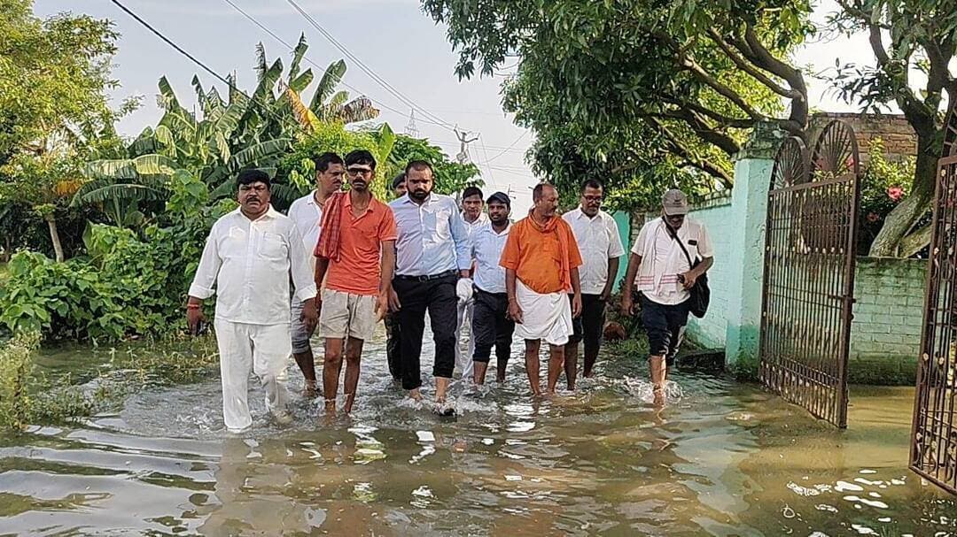🌊 बाढ़ प्रभावित क्षेत्रों में जिला प्रशासन समस्तीपुर की लगातार निगरानी एवं राहत कार्य जारी।
अनुमंडल पदाधिकारी, पटोरी द्वारा बाढ़ग्रस्त क्षेत्रों का दौरा कर सामुदायिक किचन, पशुओं के चारे, आश्रय स्थलों, पशु शेड एवं अन्य आवश्यक सुविधाओं का निरीक्षण किया गया।
प्रभावित लोगों एवं पशुपालकों की समस्याओं का जायजा लेते हुए संबंधित पदाधिकारियों को राहत एवं बचाव कार्यों को प्रभावी ढंग से सुनिश्चित करने हेतु आवश्यक दिशा-निर्देश दिए गए।
#Samastipur #DistrictAdministration #FloodRelief #FloodAffectedAreas #FloodReliefWork #BiharFlood #Patori #SDOPatori #ReliefAndRescue #CommunityKitchen #AnimalFeed #FloodResponse #SamastipurAdministration #BiharGovernment
Information & Public Relations Department, Government of Bihar
