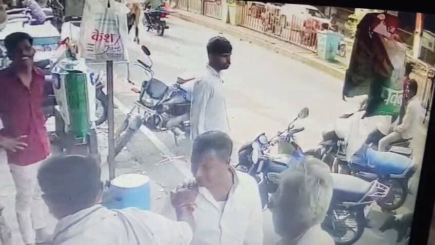 सीतामऊ इंदु बालोद्यान के सामने पीयूष नीमा की किराना दुकान से एक चोर डेढ़ लाख रुपए से भरी थैली उड़ाकर ले गए जानकारी के अनुसार ग्राहक गाड़ी खड़ी कर समान खरीद रहा था इसी दौरान नजर गड़ाए चोर दुकान के बाहर खड़ी गाड़ी से रुपए से भरी थैली उड़ा ले गया।