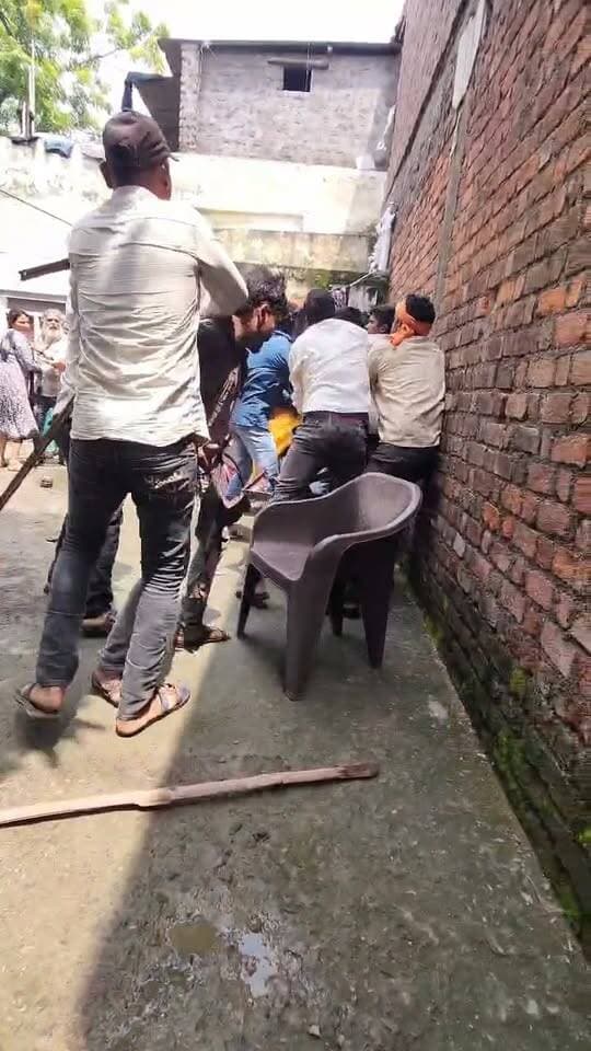 प्रेम प्रसंग में शादी के बाद हुआ विवाद, घर में घुसकर लाठी-डंडों से किया हमला...?
पीपलियामंडी। नगर के अयोध्या बस्ती क्षेत्र में प्रेम प्रसंग के बाद शादी को लेकर विवाद होने की सूचना सामने आई है। बताया जा रहा है कि लड़की पक्ष से दर्जन भर से अधिक महिला एवं पुरुष पहुंचे और घर में घुसकर जमकर लाठी-डंडों से हमला किया। घटना में कई लोगों के घायल होने की सूचना मिल रही है।
