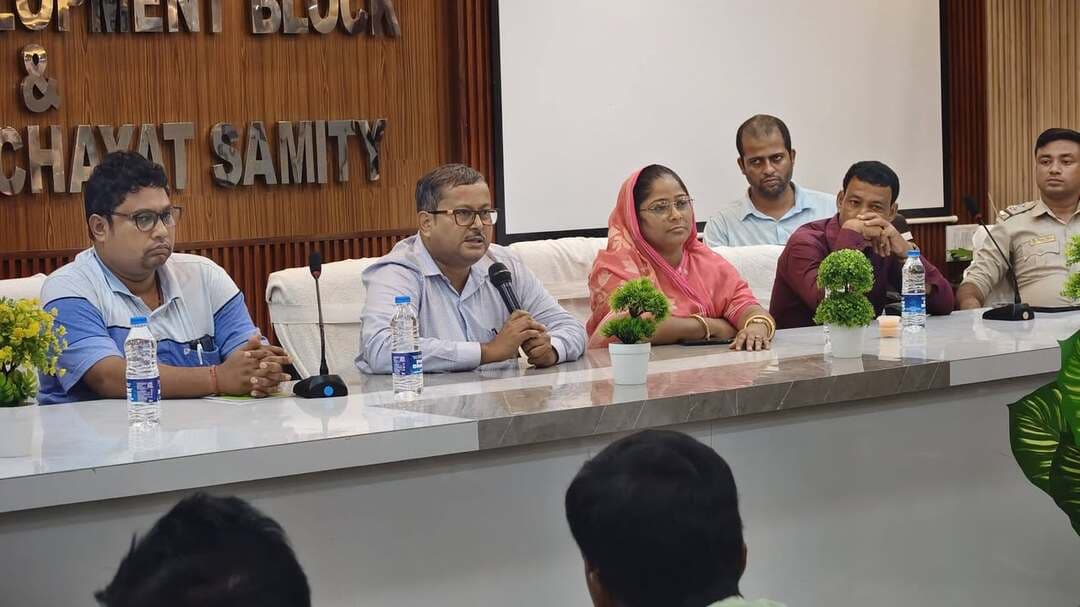 গঙ্গাসাগর মেলা ২০২৭: যাতায়াত ব্যবস্থার সুদূরপ্রসারী পরিকল্পনা, আগাম প্রস্তুতিতে সাগর ব্লক প্রশাসন।
গঙ্গাসাগর মেলা ২০২৭-কে সামনে রেখে আগাম প্রস্তুতি শুরু করে দিল সাগর ব্লক প্রশাসন। প্রতিবছরের তুলনায় আগামী বছরের গঙ্গাসাগর মেলায় পুণ্যার্থীর সংখ্যা আরও বাড়তে পারে—এই সম্ভাবনাকে সামনে রেখে যাতায়াত ব্যবস্থা এবং যানজট নিয়ন্ত্রণ নিয়ে সুদূরপ্রসারী পরিকল্পনা গ্রহণের লক্ষ্যে সাগর ব্লক বিডিও অফিসে অনুষ্ঠিত হল এক উচ্চপর্যায়ের বৈঠক।
গঙ্গাসাগর মেলা শুধু সাগরদ্বীপ নয়, গোটা রাজ্যের অন্যতম গুরুত্বপূর্ণ ধর্মীয় ও পর্যটন কেন্দ্র হিসেবে পরিচিত। মেলার সময় দেশের বিভিন্ন প্রান্ত থেকে বিপুল সংখ্যক পুণ্যার্থী গঙ্গাসাগরে আসেন। ফলে পুণ্যার্থীদের যাতায়াত, যানবাহন নিয়ন্ত্রণ, বাজার এলাকায় যানজট এবং সাধারণ মানুষের চলাচল স্বাভাবিক রাখা প্রশাসনের কাছে অন্যতম বড় চ্যালেঞ্জ। সেই কারণেই এবার মেলা শুরুর বেশ কয়েক মাস আগে থেকেই পরিকল্পনা তৈরির উদ্যোগ নেওয়া হয়েছে।
সাগর ব্লক বিডিও অফিসে অনুষ্ঠিত এই গুরুত্বপূর্ণ বৈঠকে উপস্থিত ছিলেন সাগর ব্লকের বিডিও অনন্ত কুমার গোস্বামী, জয়েন্ট বিডিও অরিন্দম পাত্র,
সাগর পঞ্চায়েত সমিতির সভাপতি সাবিনা বিবি, সাগর থানার আধিকারিক, গঙ্গাসাগর কোস্টাল থানার আধিকারিক, BLRO অফিসার কৌশিক মহান্ত-সহ প্রশাসনের একাধিক আধিকারিক।
এছাড়াও বৈঠকে উপস্থিত ছিলেন সাগর বিধানসভার কনভেনার সোমনাথ ভূঁইয়া, মথুরাপুর সাংগঠনিক জেলার সদস্য অরুণাভ দাস, সাগর মণ্ডল-১-এর সভাপতি চিন্ময়সাউ- সাগর মন্ডল ৪ এর সভাপতি পিনাকী মন্ডল সহ একাধিক স্থানীয় নেতৃত্ব ও বিশিষ্ট ব্যক্তিবর্গ।
বিশেষভাবে এই বৈঠকে কচুবেড়িয়া থেকে গঙ্গাসাগর পর্যন্ত রাস্তার দু'ধারে থাকা বিভিন্ন বাজারের ব্যবসায়ী এবং বাজার কমিটির প্রতিনিধিদেরও আহ্বান জানানো হয়। কারণ মেলার সময় শুধু পুণ্যার্থীদের যাতায়াত নয়, স্থানীয় ব্যবসা-বাণিজ্য এবং সাধারণ মানুষের দৈনন্দিন চলাচলও যাতে স্বাভাবিক থাকে, সেই বিষয়টিকেও গুরুত্ব দেওয়া হয়েছে।
বৈঠকে মূলত আলোচনা হয়, গঙ্গাসাগর মেলার সময় কচুবেড়িয়া থেকে গঙ্গাসাগর পর্যন্ত রাস্তায় কীভাবে যান চলাচল নিয়ন্ত্রণ করা যায় এবং পুণ্যার্থীদের যাতায়াত আরও সহজ ও নিরাপদ করা যায়। বিশেষ করে টোটো, মেশিন ভ্যান, অটো রিকশা-সহ বিভিন্ন ছোট যানবাহনের চলাচল নিয়ন্ত্রণ এবং প্রয়োজন অনুযায়ী তাদের জন্য সুনির্দিষ্ট ব্যবস্থা করার বিষয়েও আলোচনা হয়।
পাশাপাশি বিভিন্ন বাজার এলাকায় রাস্তার সম্মুখভাগে যেসব দোকানদার ব্যবসা করেন, মেলার সময় তাঁদের দোকানের সামনে যাতে যানজট সৃষ্টি না হয় এবং পুণ্যার্থী ও অন্যান্য যানবাহন চলাচলে কোনও সমস্যা না হয়, সেই বিষয়েও ব্যবসায়ীদের সহযোগিতা চাওয়া হয়।
প্রশাসনের পক্ষ থেকে স্পষ্টভাবে জানানো হয়, গঙ্গাসাগর মেলাকে সুষ্ঠু ও সুন্দরভাবে পরিচালনা করতে শুধুমাত্র প্রশাসনের উদ্যোগ যথেষ্ট নয়। স্থানীয় বাসিন্দা, ব্যবসায়ী, যানবাহন চালক, বাজার কমিটি এবং সমস্ত স্তরের মানুষের সহযোগিতা অত্যন্ত গুরুত্বপূর্ণ।
আগেভাগেই যদি যান চলাচল এবং বাজার ব্যবস্থাপনা নিয়ে সুনির্দিষ্ট পরিকল্পনা তৈরি করা যায়, তাহলে মেলার সময় পুণ্যার্থীদের ভোগান্তি অনেকটাই কমানো সম্ভব হবে বলে মনে করছে প্রশাসন।
অন্যদিকে, গঙ্গাসাগর মেলাকে আন্তর্জাতিক মেলার মর্যাদা দেওয়ার দাবি দীর্ঘদিন ধরেই উঠে আসছে। প্রশাসনিক এবং রাজনৈতিক মহলে এই নিয়ে বিভিন্ন সময়ে আলোচনা হয়েছে। গঙ্গাসাগর মেলা আন্তর্জাতিক মেলা হিসেবে ঘোষণা করা এখন শুধু সময়ের অপেক্ষা—এমন আশাবাদও উঠে এসেছে এই প্রসঙ্গে।
সব মিলিয়ে, ২০২৭-এর গঙ্গাসাগর মেলায় বিপুল সংখ্যক পুণ্যার্থীর সম্ভাব্য আগমনকে সামনে রেখে এবার অনেক আগে থেকেই প্রস্তুতির পথে হাঁটছে সাগর ব্লক প্রশাসন। মেলার সময় যাতায়াত ব্যবস্থা যাতে আরও সুশৃঙ্খল হয় এবং পুণ্যার্থী থেকে শুরু করে স্থানীয় বাসিন্দা ও ব্যবসায়ী—সকলেরই যাতে কোনওরকম অসুবিধার সম্মুখীন হতে না হয়, সেই লক্ষ্যেই শুরু হল আগাম পরিকল্পনার কাজ।
#gangasagar_mela #gangasagar #sagarblock #sagardwip #gangasagarmela2027 #news
@topfans