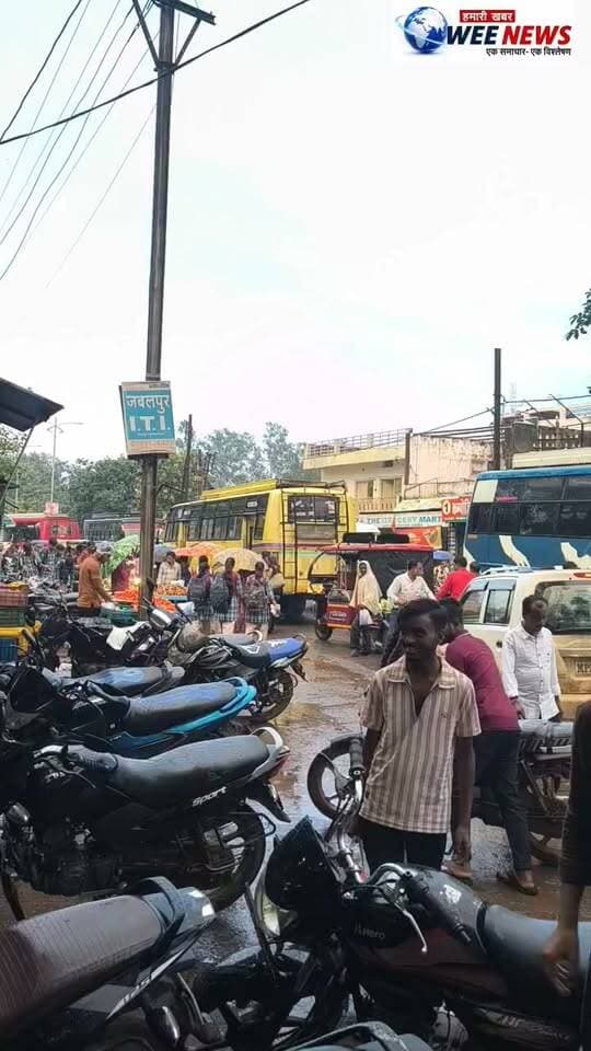 सिहोरा के साप्ताहिक बाजार में जाम, रेंगते वाहन; एंबुलेंस भी फंसी
नए से पुराने बस स्टैंड तक डेढ़ किमी में अराजक ट्रैफिक, अतिक्रमण और पार्किंग बनी वजह