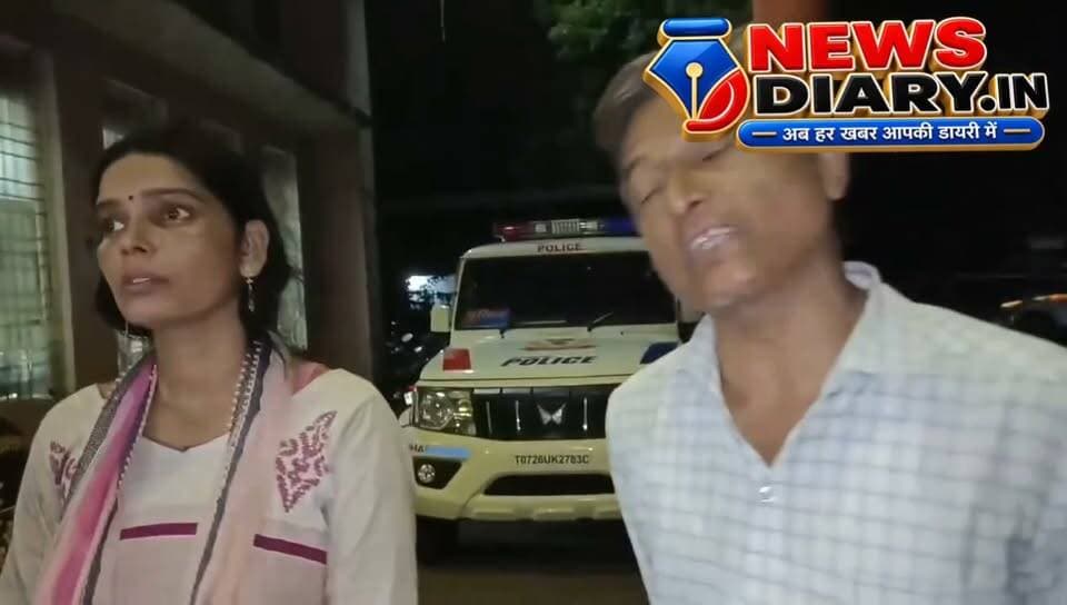 15 लाख में जमीन का एग्रीमेंट, 11 साल बाद घर से निकाला! सामान बाहर फेंकने और मारपीट का आरोप
झुमरी तिलैया। तिलैया थाना क्षेत्र के गांधी स्कूल रोड स्थित विश्राम बाग के पीछे जमीन विवाद को लेकर एक महिला ने दंपति पर मारपीट कर घर से बाहर निकालने और सामान सड़क पर फेंकने का आरोप लगाया है। महिला न्याय की मांग को लेकर थाना परिसर में बैठी रही।
महिला के अनुसार, वर्ष 2015 में 15 लाख रुपये में जमीन का एग्रीमेंट किया गया था, जिसमें उसने करीब 12 लाख रुपये का भुगतान किया था। आरोप है कि लंबे समय तक रहने के बाद अब विवाद खड़ा कर उसे घर से बाहर कर दिया गया।
महिला ने मारपीट और सामान बाहर फेंकने का आरोप लगाया है। वहीं, विवाद के दौरान बीच-बचाव करने पहुंचे पड़ोसी पर जेवर छीनने का भी आरोप लगाया गया है। घटना की सूचना मिलने के बाद पुलिस मामले की जांच में जुट गई है। पुलिस दोनों पक्षों से पूछताछ कर जमीन से संबंधित दस्तावेज और अन्य तथ्यों की जांच कर रही है।