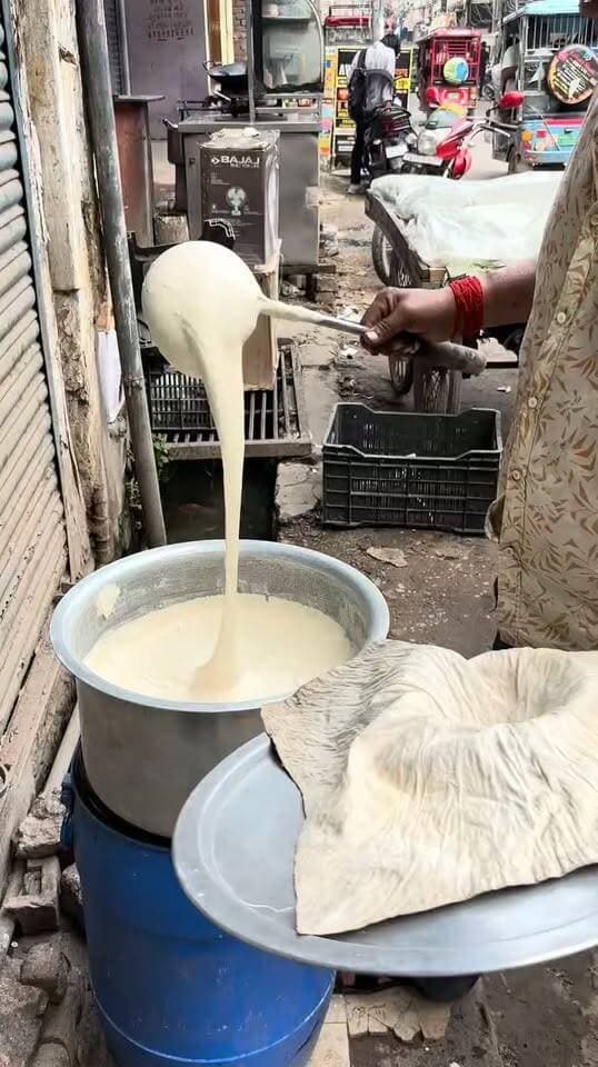 Patna Famous Jalebi Making Process | Crispy & Juicy Jalebi | Indian Street Food
#PatnaJalebi #JalebiMaking #Jalebi #IndianStreetFood #StreetFood #FoodMaking #JalebiLovers #PatnaFood