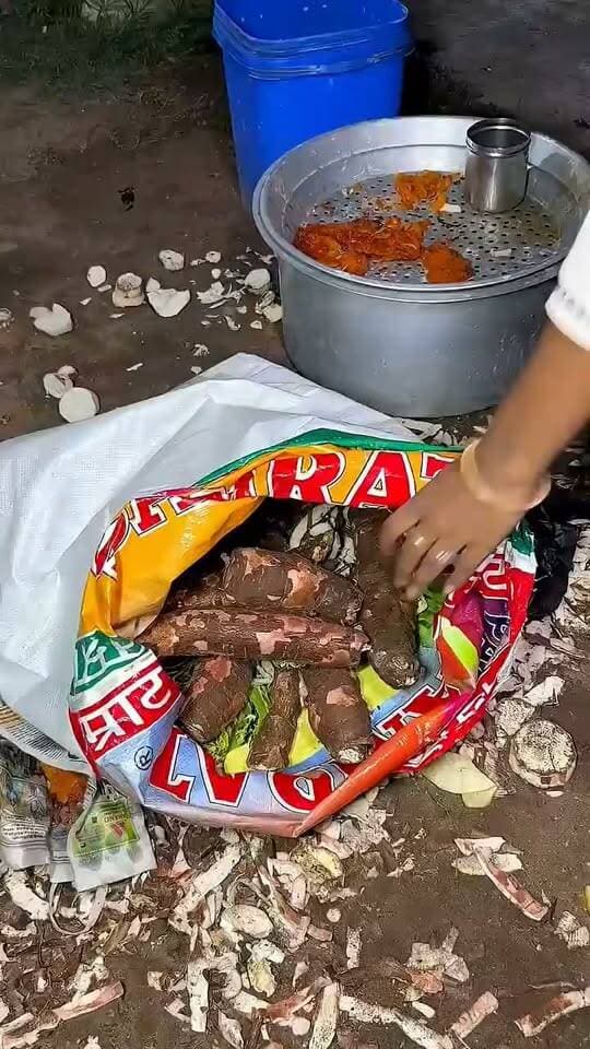 🔥 Traditional Tamil Lady Making Crispy Tapioca Chips | Amazing South Indian Street Food
#TapiocaChips #TamilFood #SouthIndianFood #StreetFood #IndianStreetFood #ChipsMaking #TraditionalFood #FoodMaking