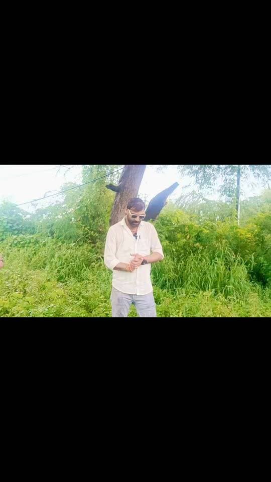 जियो-टैग गांव में, सचिव ने बताया गौशाला के पास;
मौके पर नंदन वन गायब! ₹2.24 लाख भुगतान ने बढ़ाए सवाल
डकोर विकासखंड की ग्राम पंचायत बंधौली में नंदन वन स्थापना के नाम पर सरकारी धन खर्च होने का मामला अब जांच के घेरे में है।
पंचायत पोर्टल पर दर्ज विवरण के अनुसार वर्क आईडी 88065126 के तहत नंदन वन स्थापना का कार्य दर्ज है।
कार्य की अनुमानित लागत ₹2,35,000 और दर्ज व्यय ₹2,24,663 बताया गया है।
पोर्टल पर कार्य का उद्देश्य चरागाह में नंदन वन हेतु भुगतान दर्ज है।
वहीं भुगतान विवरण में ₹22,000 की एक भुगतान प्रविष्टि दिखाई दे रही है।
भुगतान संबंधी रिकॉर्ड में वाउचर नंबर 5THSFC/2023-24/P/17, दिनांक 26 अक्टूबर 2023 भी दर्ज है।
यहीं से पूरा मामला सवालों के घेरे में आता है।
रिकॉर्ड कुछ और, सचिव की बताई लोकेशन कुछ और
पड़ताल के दौरान सामने आया कि नंदन वन की जियो-टैग लोकेशन गांव के अंदर दिखाई जा रही है।
जब टीम ने जियो-टैग के आधार पर मौके पर पहुंचकर स्थिति देखी तो वहां नंदन वन के नाम पर कोई स्पष्ट विकसित स्थल नजर नहीं आया।
इसके बाद संबंधित ग्राम पंचायत सचिव से नंदन वन की लोकेशन पूछी गई।
सचिव ने बताया कि नंदन वन गांव के अंदर नहीं, बल्कि गांव से करीब तीन किलोमीटर दूर गौशाला के पास बनाया गया है।
टीम जब सचिव द्वारा बताई गई जगह पर पहुंची तो वहां भी काफी दूर तक नंदन वन नजर नहीं आया।
मौके पर सामान्य घास-फूस और प्राकृतिक वनस्पति दिखाई दी, लेकिन ₹2 लाख से अधिक की लागत वाले विकसित नंदन वन जैसी कोई स्पष्ट व्यवस्था दिखाई नहीं दी।
₹2.24 लाख खर्च होने के बाद भी सवाल जस के तस
पंचायत पोर्टल के अनुसार नंदन वन स्थापना पर ₹2,24,663 का व्यय दर्ज है।
ऐसे में सवाल यह है कि इतनी बड़ी धनराशि खर्च होने के बाद पौधे कहां हैं?
नंदन वन की सीमा कहां है? पौधरोपण कहां हुआ?
उसकी सुरक्षा व्यवस्था कहां है?
यदि नंदन वन वास्तव में चरागाह में स्थापित किया गया है तो उसकी वास्तविक लोकेशन और जियो-टैग रिकॉर्ड में अंतर क्यों दिखाई दे रहा है?
क्या कार्य का मौके पर भौतिक सत्यापन हुआ था?
भुगतान रिकॉर्ड भी जांच का विषय
पोर्टल पर दर्ज भुगतान विवरण में चरागाह में नंदन वन हेतु भुगतान का उद्देश्य दर्ज है। भुगतान रिकॉर्ड में ₹22,000, बैंक खाते के अंतिम अंक 2476, वाउचर संख्या और अधिकारियों/कर्मचारियों के डिजिटल हस्ताक्षर से संबंधित विवरण भी प्रदर्शित हो रहे हैं।
अब जरूरत इस बात की है कि जिम्मेदार अधिकारी पूरे भुगतान की वर्क आईडी से लेकर एमबी, बिल-वाउचर, जियो-टैग फोटो, पौधरोपण की संख्या, पौधों की वर्तमान स्थिति और भुगतान की पूरी श्रृंखला की जांच करें।
सबसे बड़ा सवाल—नंदन वन आखिर है कहां?
एक तरफ पंचायत पोर्टल पर नंदन वन स्थापना का कार्य और लाखों रुपये का खर्च दर्ज है, दूसरी तरफ जियो-टैग की लोकेशन और सचिव द्वारा बताई गई जगह में अंतर सामने आ रहा है, जबकि मौके पर नंदन वन स्पष्ट रूप से दिखाई नहीं देता।
तो आखिर ₹2,24,663 खर्च होने के बाद नंदन वन है कहां?
क्या सिर्फ कागजों में नंदन वन तैयार कर दिया गया?
क्या जियो-टैगिंग गलत स्थान की हुई?
क्या मौके का भौतिक सत्यापन किए बिना भुगतान कर दिया गया?
या फिर नंदन वन किसी ऐसी जगह मौजूद है, जिसकी जानकारी सार्वजनिक रिकॉर्ड और मौके की पड़ताल से सामने नहीं आ रही?
इन सवालों का जवाब निष्पक्ष जांच से ही सामने आ सकता है।
अब देखना यह है कि जिलाधिकारी जालौन, मुख्य विकास अधिकारी, जिला पंचायत राज अधिकारी और खंड विकास अधिकारी डकोर इस मामले में मौके का भौतिक सत्यापन कराकर सरकारी धन के खर्च की वास्तविकता सामने लाते हैं या फिर पंचायत पोर्टल पर दर्ज आंकड़े ही अंतिम सच माने जाते रहेंगे।
फिलहाल सवाल सीधा है—कागजों में लाखों का नंदन वन, लेकिन जमीन पर उसकी तलाश क्यों?
आपकी क्या राय है? कमेंट बॉक्स में जरूर बताएं।
#नंदनवन #बंधौली #डकोर #डकोरब्लॉक #जालौन #उरई #ग्रामपंचायतबंधौली #Panchayat #NandanVan
#WorkID88065126 #पंचायतपोर्टल #ग्रामसचिव #ग्रामप्रधान #BDODakor #DPROJalaun #CDOJalaun #DMJalaun #जिलाधिकारीजालौन #मुख्यविकासअधिकारी #जिला_पंचायत_राज_अधिकारी #जालौनन्यूज #डकोरन्यूज
#ब्रेकिंगन्यूज #ग्राउंडरिपोर्ट